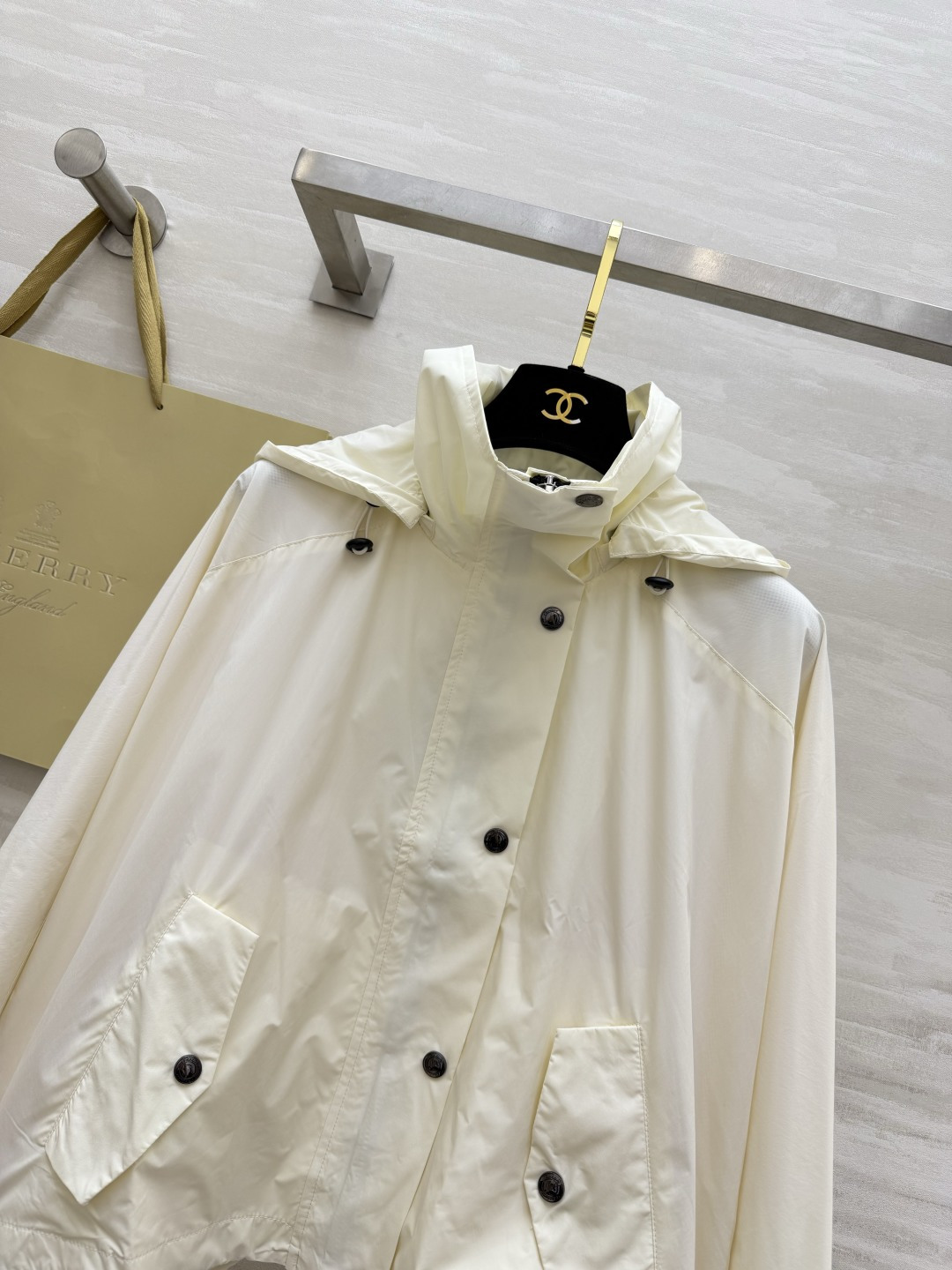 #Burberr♡²⁶三色连帽冲锋衣 英伦风春夏刚需！米白/浅绿/经典黑 承包一整个季节的穿搭 轻量防风