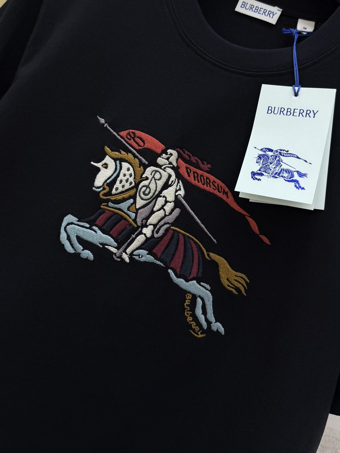 #Burberr♡²⁶经典骑士标刺绣短袖 一眼高级英伦奢牌DNA直接拉满 重工刺绣工艺 细节质感拉满黑白