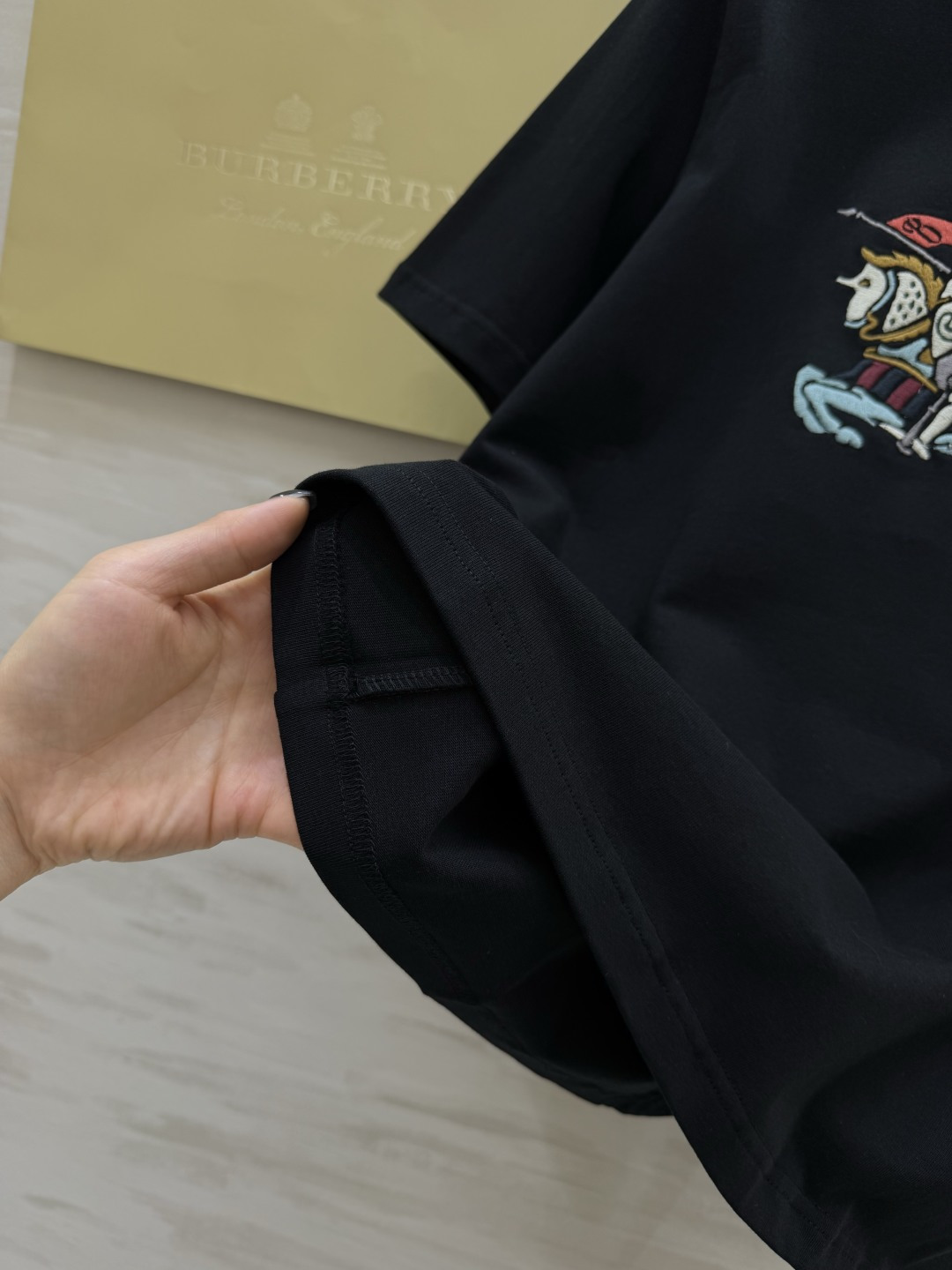 #Burberr♡²⁶经典骑士标刺绣短袖 一眼高级英伦奢牌DNA直接拉满 重工刺绣工艺 细节质感拉满黑白