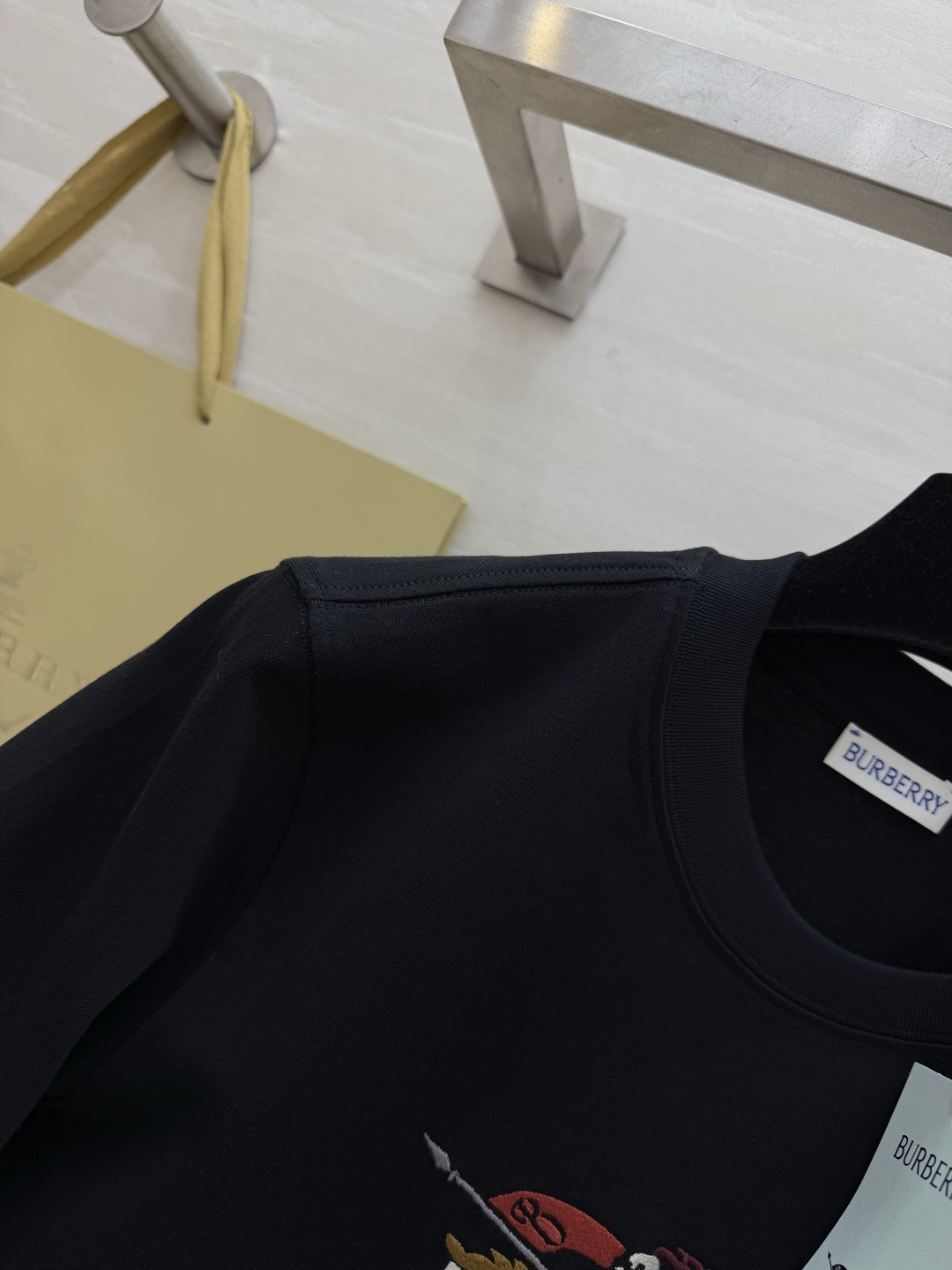 #Burberr♡²⁶经典骑士标刺绣短袖 一眼高级英伦奢牌DNA直接拉满 重工刺绣工艺 细节质感拉满黑白