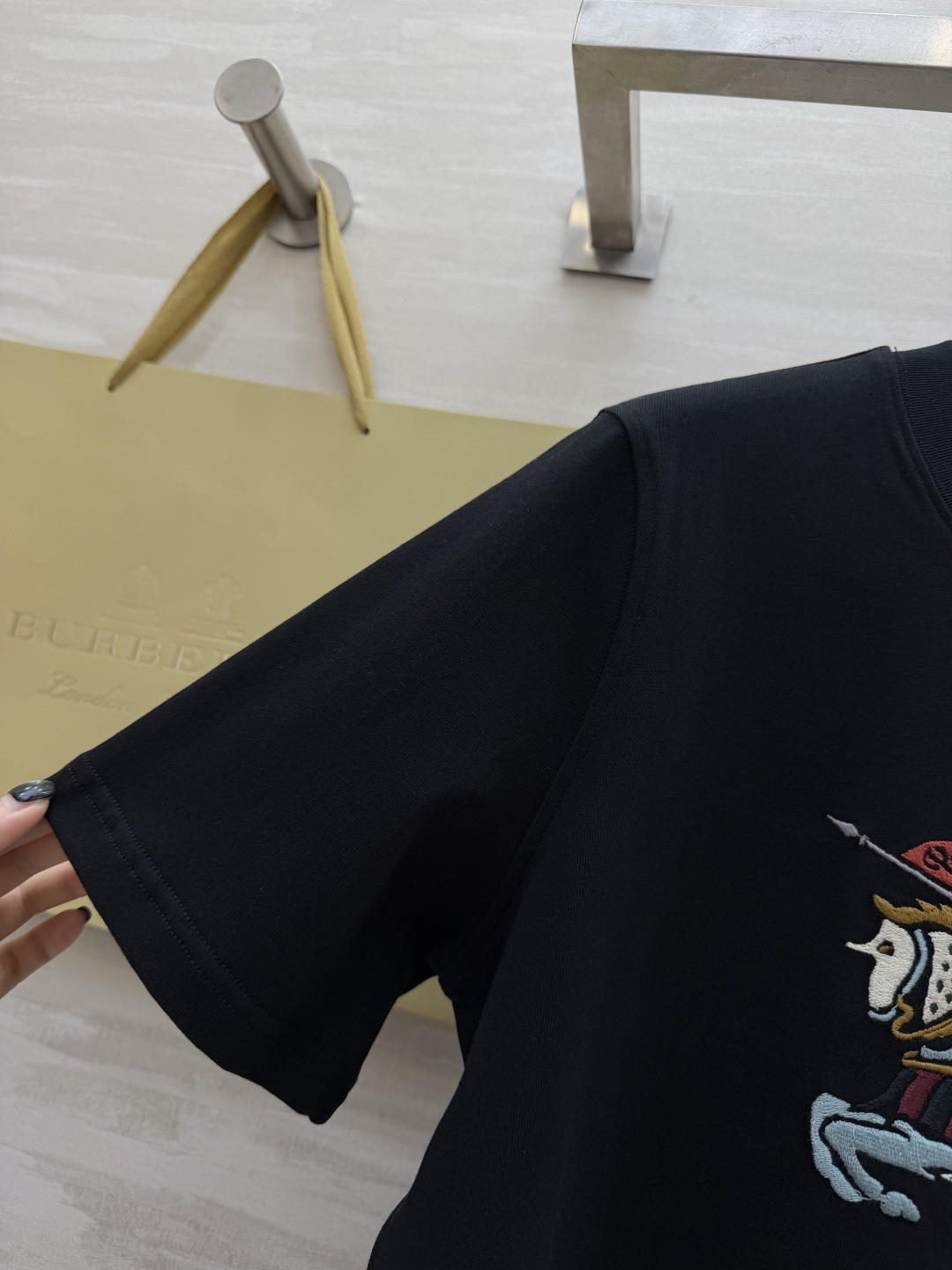 #Burberr♡²⁶经典骑士标刺绣短袖 一眼高级英伦奢牌DNA直接拉满 重工刺绣工艺 细节质感拉满黑白