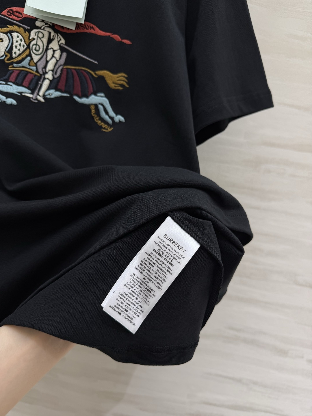 #Burberr♡²⁶经典骑士标刺绣短袖 一眼高级英伦奢牌DNA直接拉满 重工刺绣工艺 细节质感拉满黑白