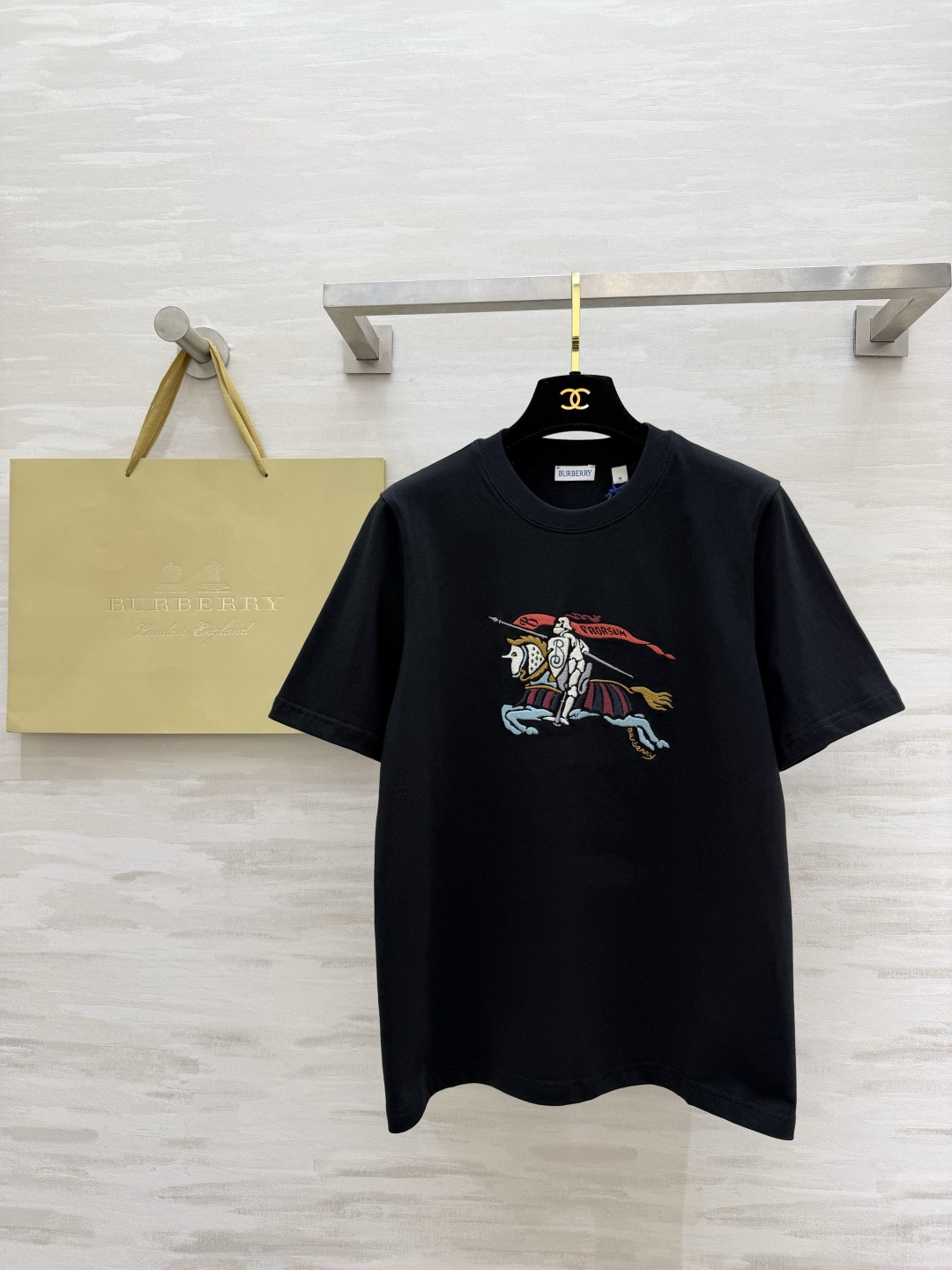 #Burberr♡²⁶经典骑士标刺绣短袖 一眼高级英伦奢牌DNA直接拉满 重工刺绣工艺 细节质感拉满黑白
