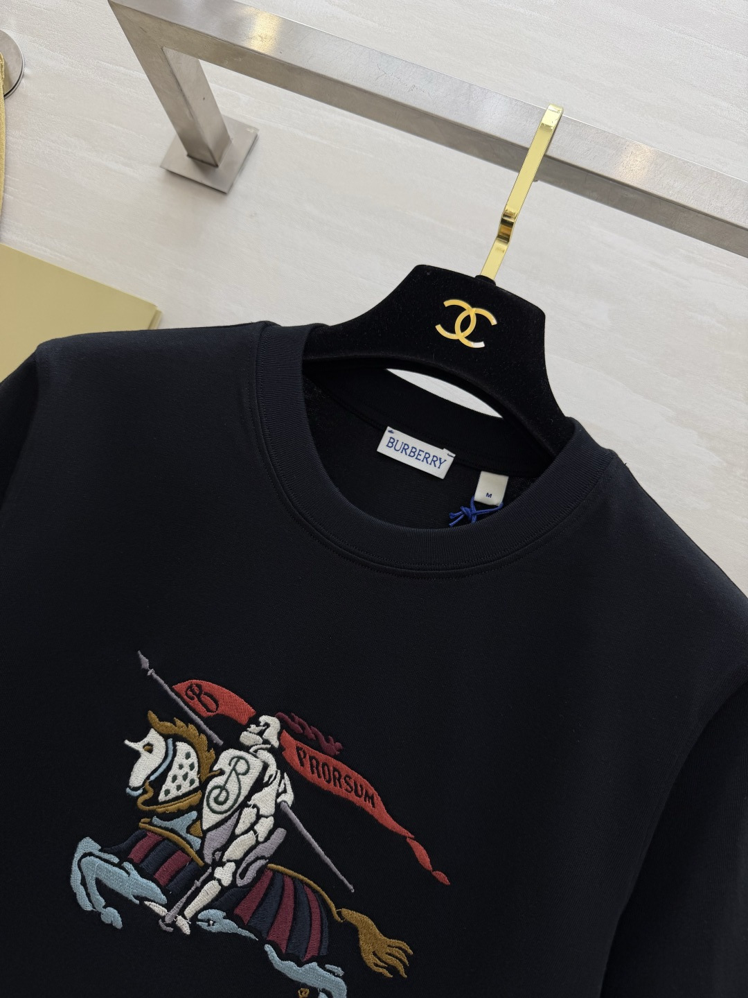 #Burberr♡²⁶经典骑士标刺绣短袖 一眼高级英伦奢牌DNA直接拉满 重工刺绣工艺 细节质感拉满黑白