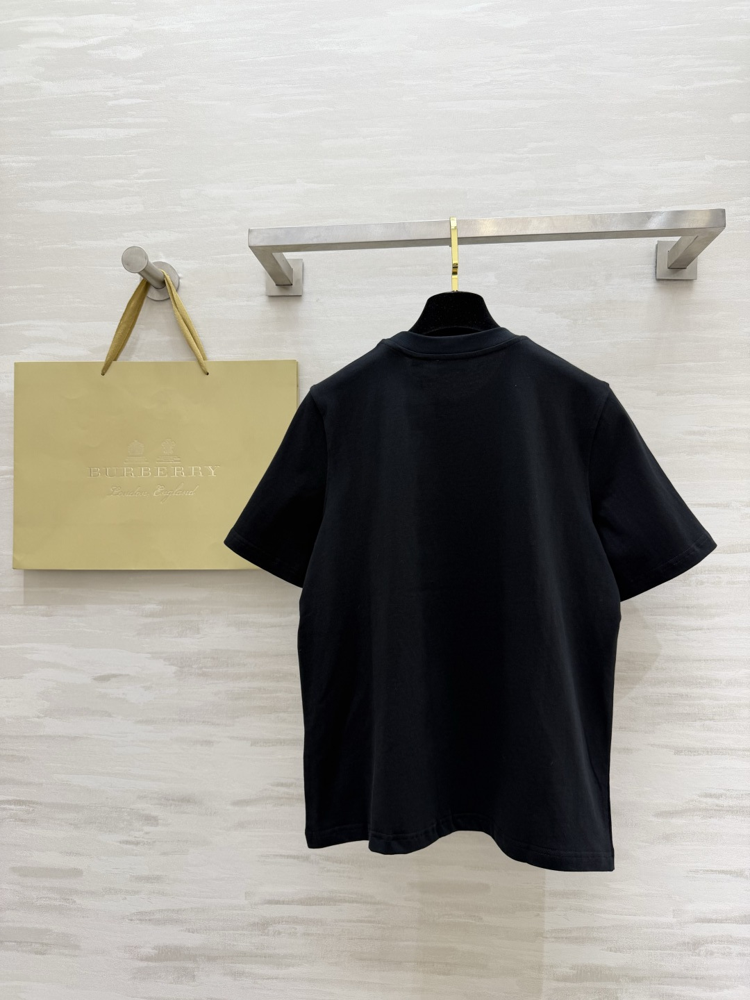 #Burberr♡²⁶经典骑士标刺绣短袖 一眼高级英伦奢牌DNA直接拉满 重工刺绣工艺 细节质感拉满黑白