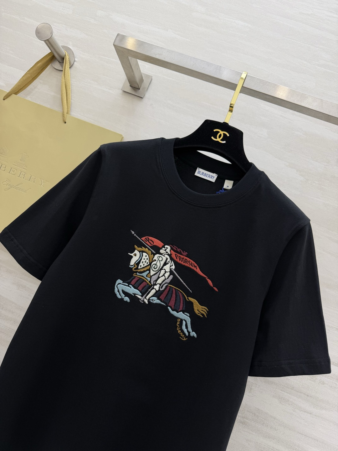 #Burberr♡²⁶经典骑士标刺绣短袖 一眼高级英伦奢牌DNA直接拉满 重工刺绣工艺 细节质感拉满黑白