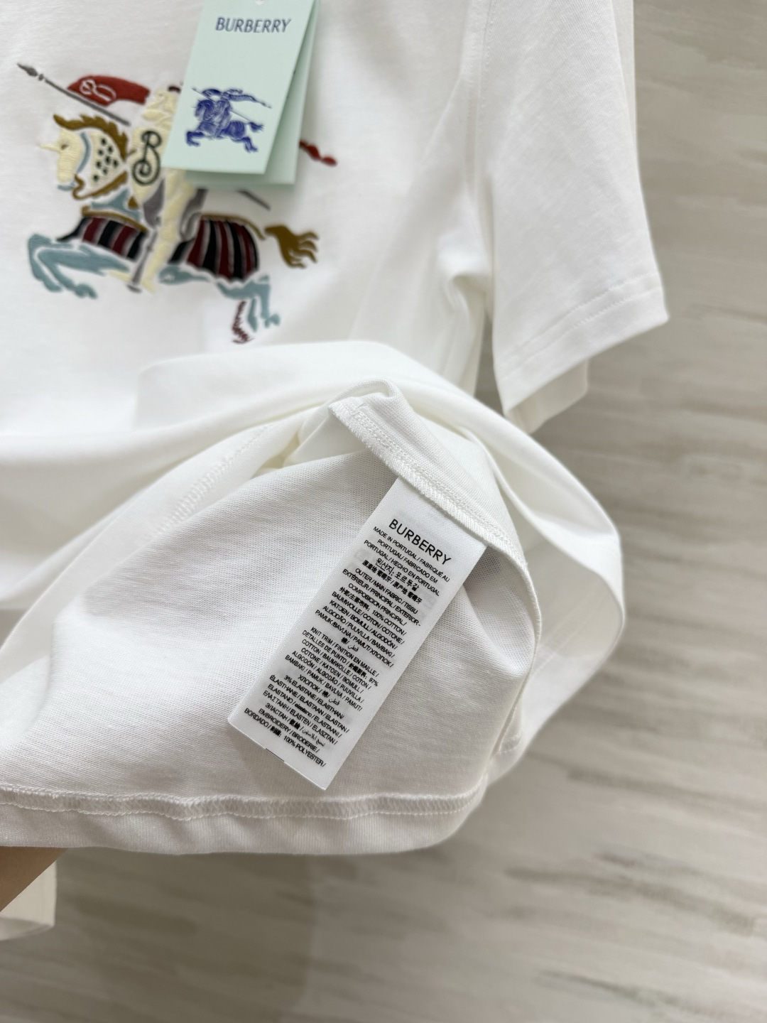#Burberr♡²⁶经典骑士标刺绣短袖 一眼高级英伦奢牌DNA直接拉满 重工刺绣工艺 细节质感拉满黑白