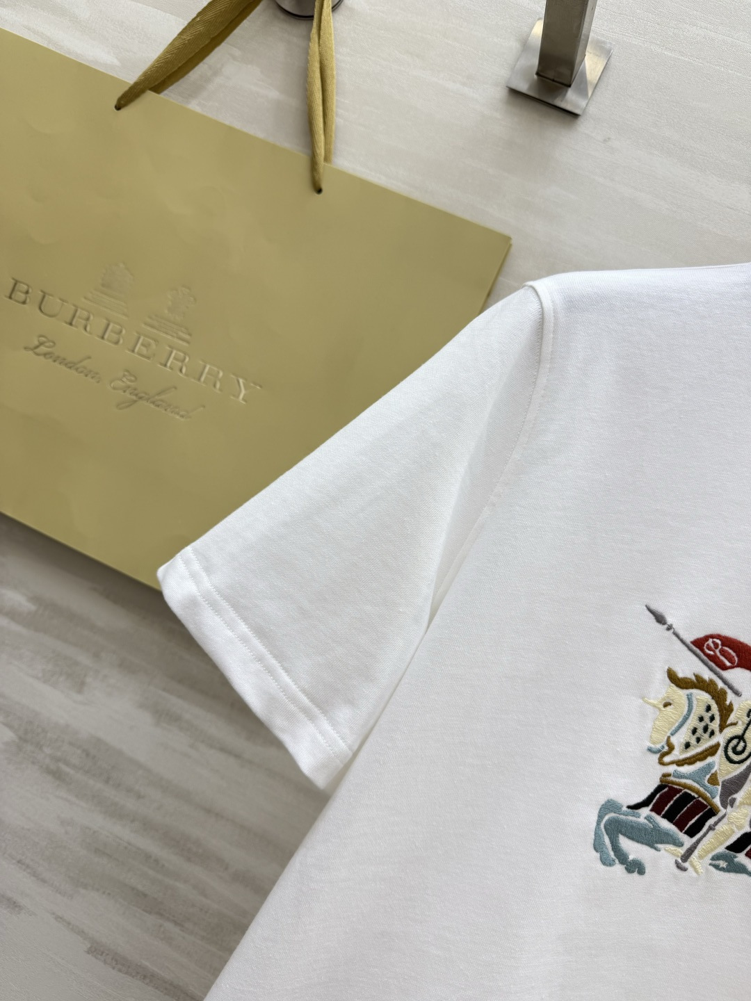 #Burberr♡²⁶经典骑士标刺绣短袖 一眼高级英伦奢牌DNA直接拉满 重工刺绣工艺 细节质感拉满黑白