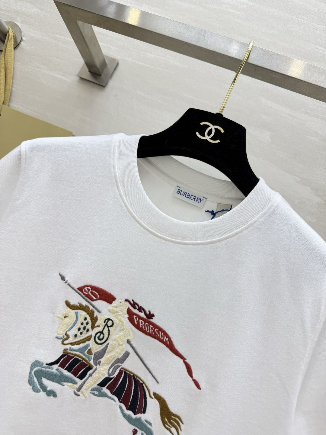 #Burberr♡²⁶经典骑士标刺绣短袖 一眼高级英伦奢牌DNA直接拉满 重工刺绣工艺 细节质感拉满黑白