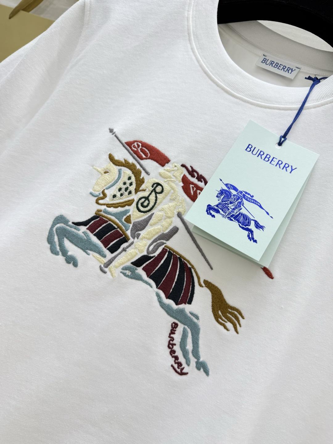 #Burberr♡²⁶经典骑士标刺绣短袖 一眼高级英伦奢牌DNA直接拉满 重工刺绣工艺 细节质感拉满黑白