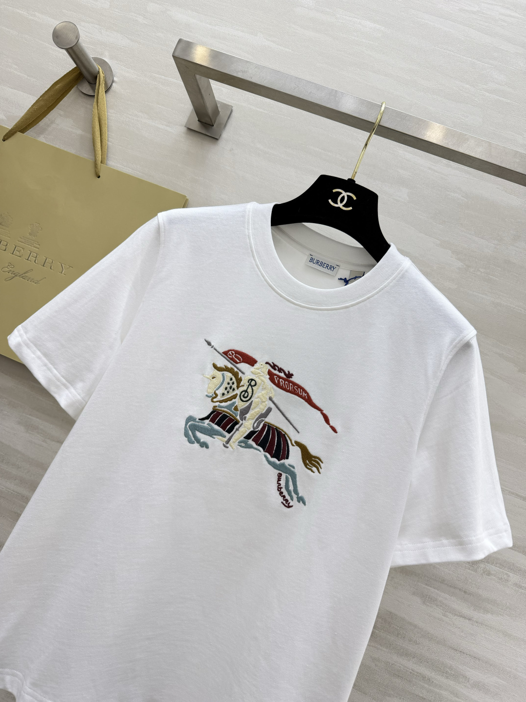 #Burberr♡²⁶经典骑士标刺绣短袖 一眼高级英伦奢牌DNA直接拉满 重工刺绣工艺 细节质感拉满黑白