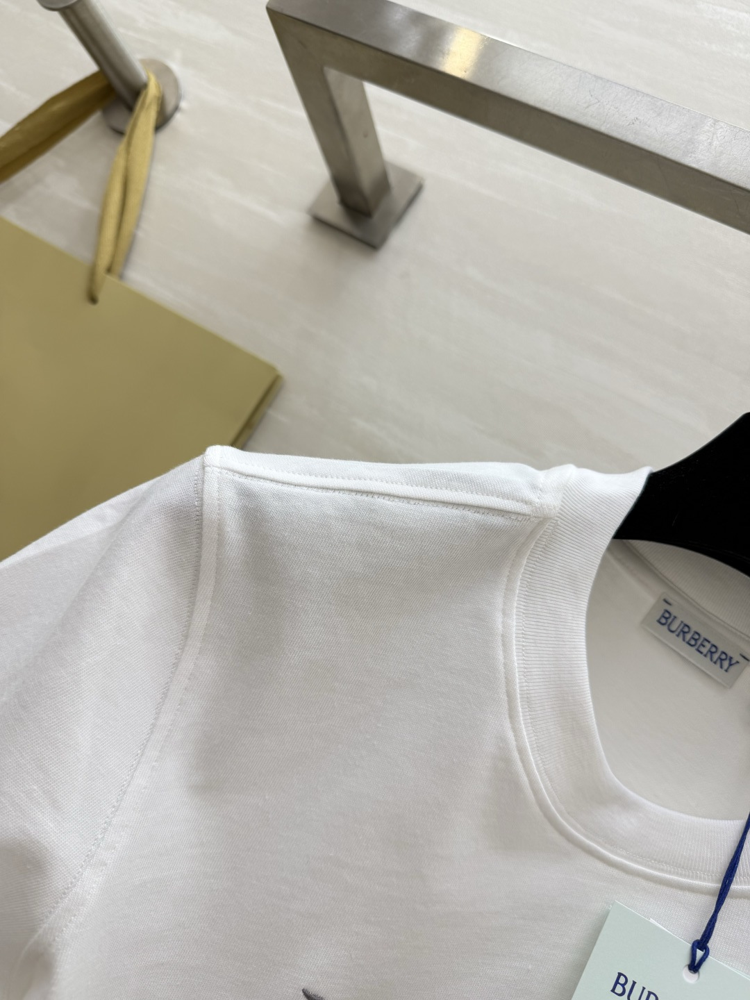 #Burberr♡²⁶经典骑士标刺绣短袖 一眼高级英伦奢牌DNA直接拉满 重工刺绣工艺 细节质感拉满黑白