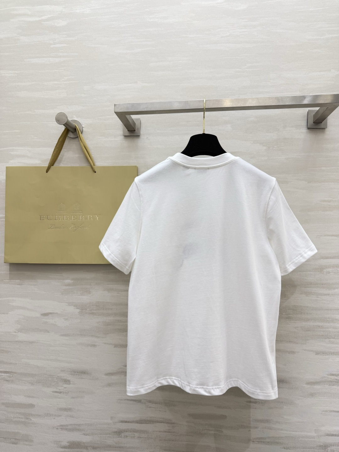 #Burberr♡²⁶经典骑士标刺绣短袖 一眼高级英伦奢牌DNA直接拉满 重工刺绣工艺 细节质感拉满黑白