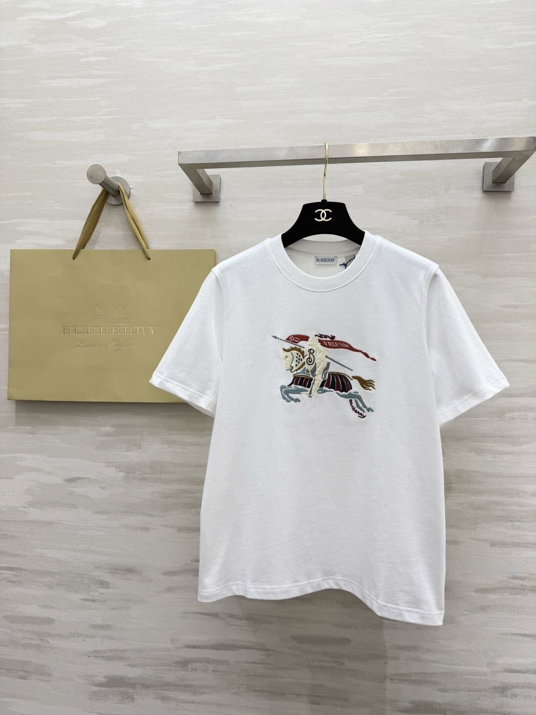 #Burberr♡²⁶经典骑士标刺绣短袖 一眼高级英伦奢牌DNA直接拉满 重工刺绣工艺 细节质感拉满黑白