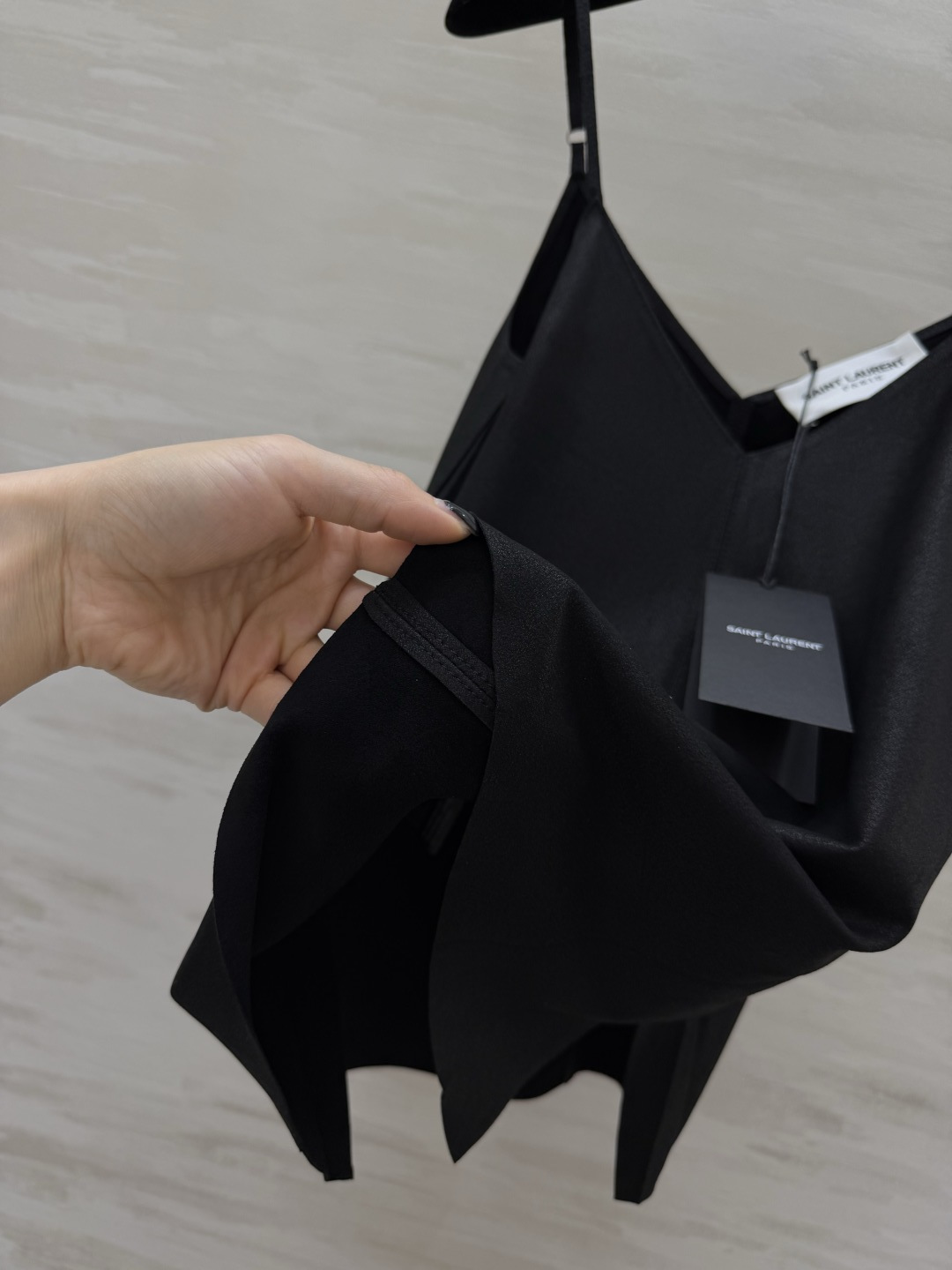 #ysl²⁶羊皮吊带 把高级感焊在身上 藏青/经典黑两色 永不过时的基础款！甄选羊皮面料 软糯细腻 自带