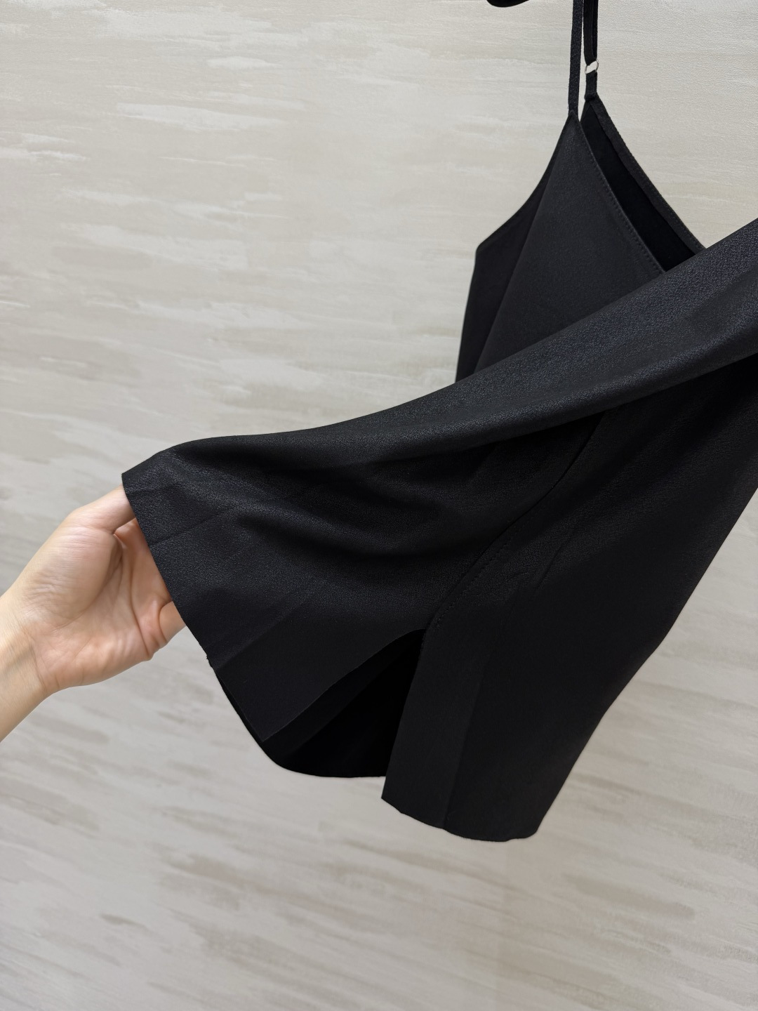 #ysl²⁶羊皮吊带 把高级感焊在身上 藏青/经典黑两色 永不过时的基础款！甄选羊皮面料 软糯细腻 自带