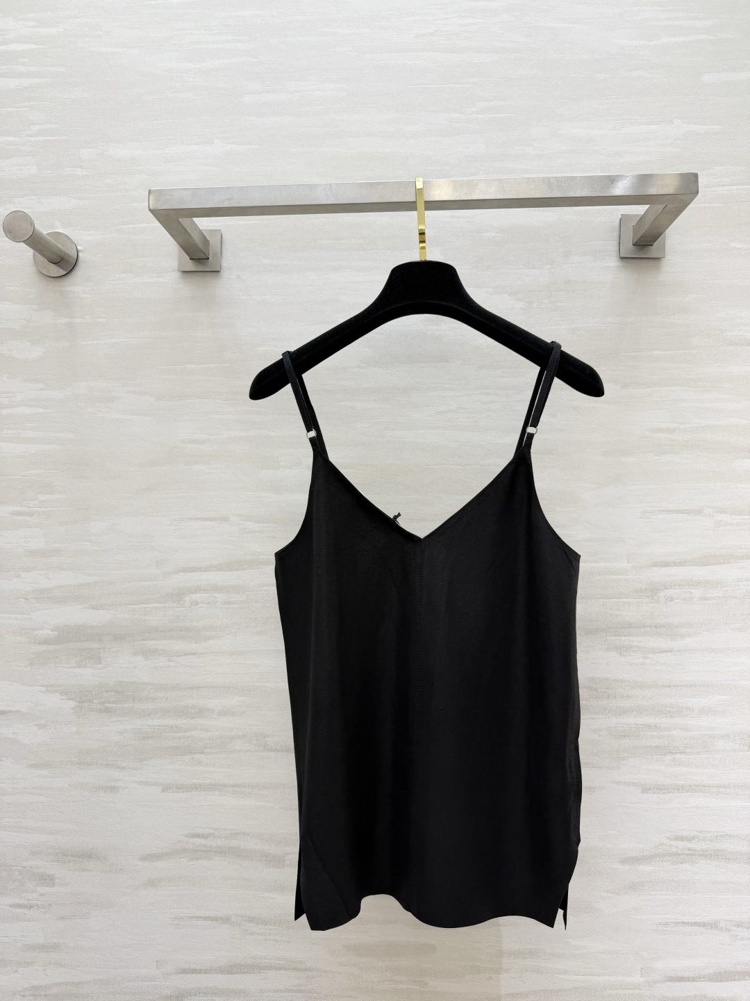 #ysl²⁶羊皮吊带 把高级感焊在身上 藏青/经典黑两色 永不过时的基础款！甄选羊皮面料 软糯细腻 自带