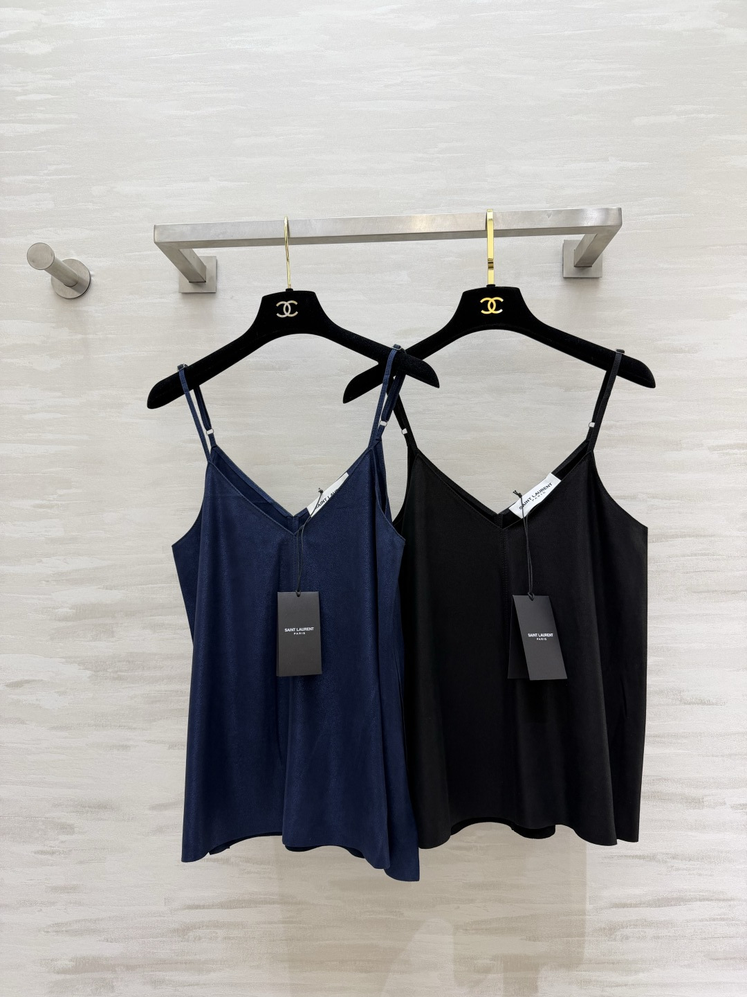 #ysl²⁶羊皮吊带 把高级感焊在身上 藏青/经典黑两色 永不过时的基础款！甄选羊皮面料 软糯细腻 自带