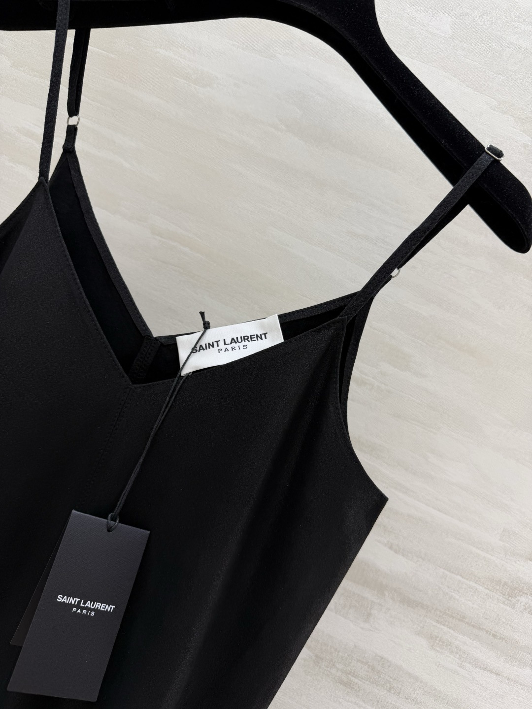 #ysl²⁶羊皮吊带 把高级感焊在身上 藏青/经典黑两色 永不过时的基础款！甄选羊皮面料 软糯细腻 自带