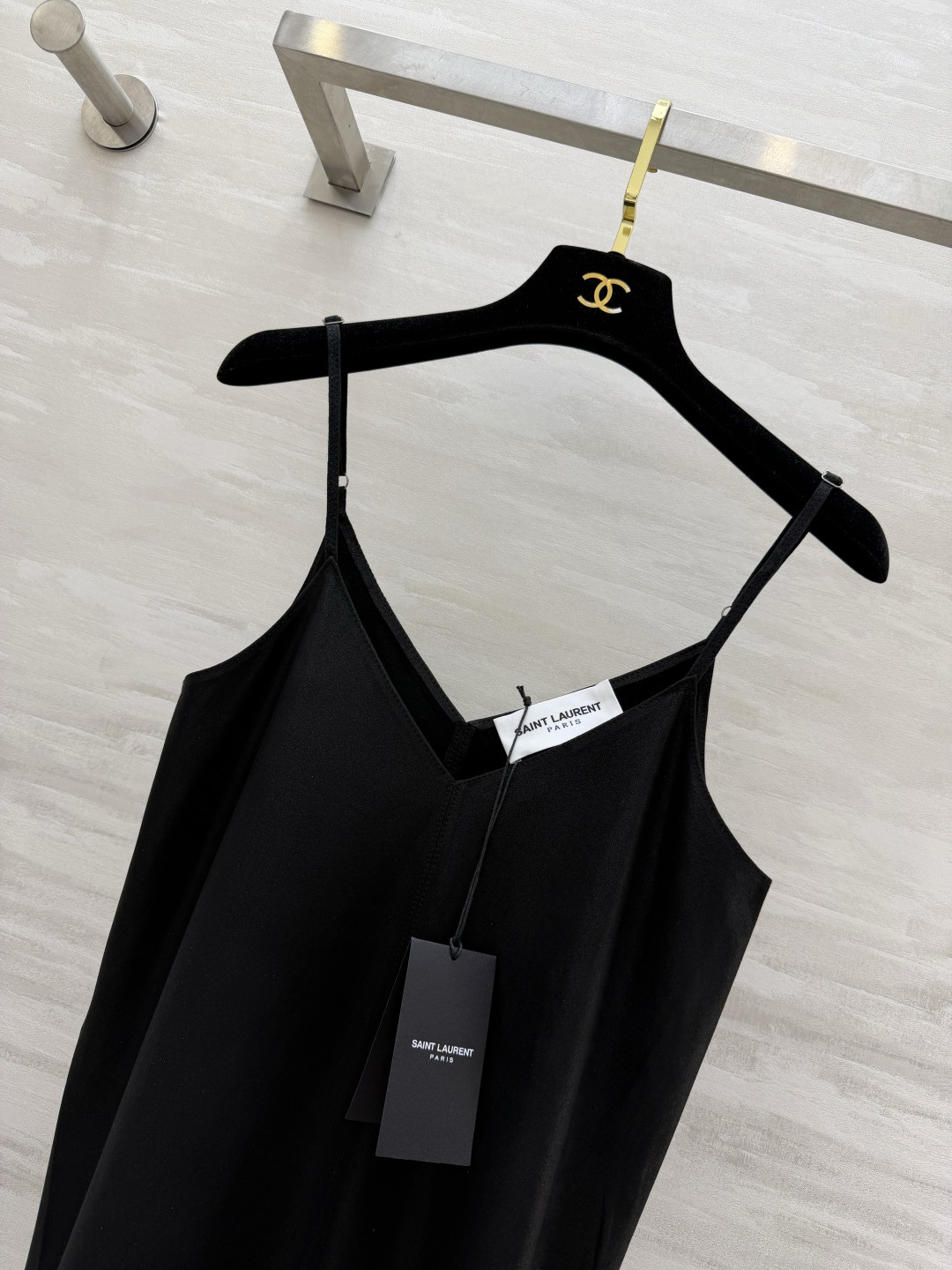 #ysl²⁶羊皮吊带 把高级感焊在身上 藏青/经典黑两色 永不过时的基础款！甄选羊皮面料 软糯细腻 自带