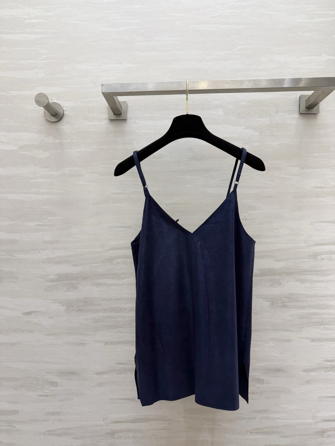 #ysl²⁶羊皮吊带 把高级感焊在身上 藏青/经典黑两色 永不过时的基础款！甄选羊皮面料 软糯细腻 自带