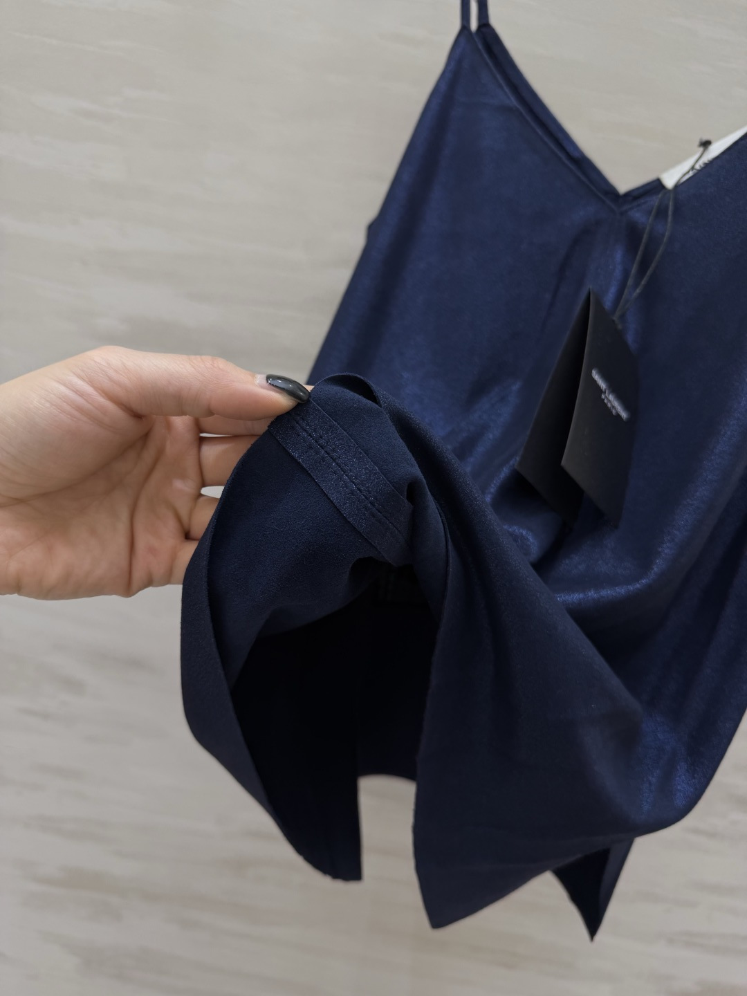 #ysl²⁶羊皮吊带 把高级感焊在身上 藏青/经典黑两色 永不过时的基础款！甄选羊皮面料 软糯细腻 自带