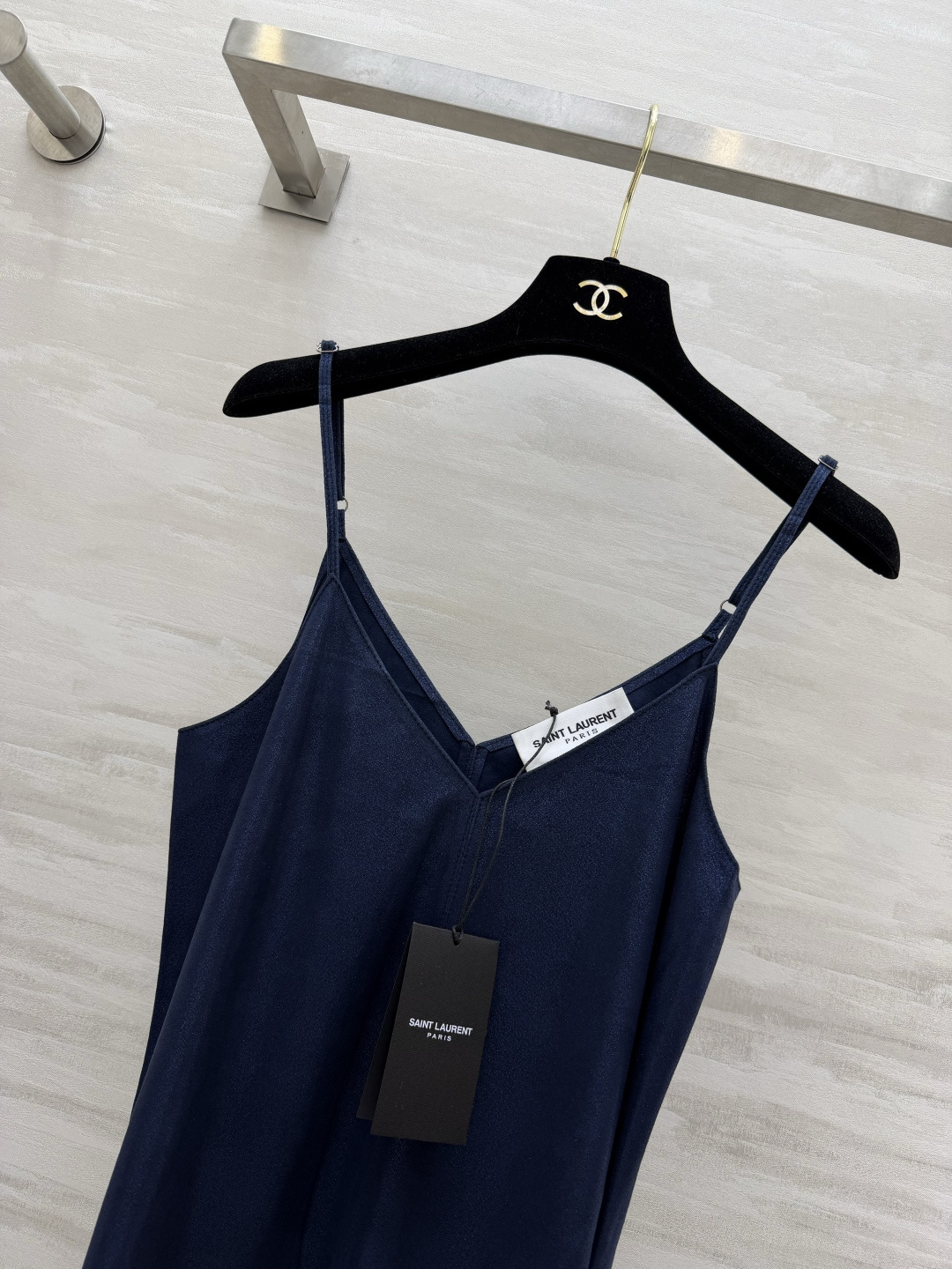 #ysl²⁶羊皮吊带 把高级感焊在身上 藏青/经典黑两色 永不过时的基础款！甄选羊皮面料 软糯细腻 自带