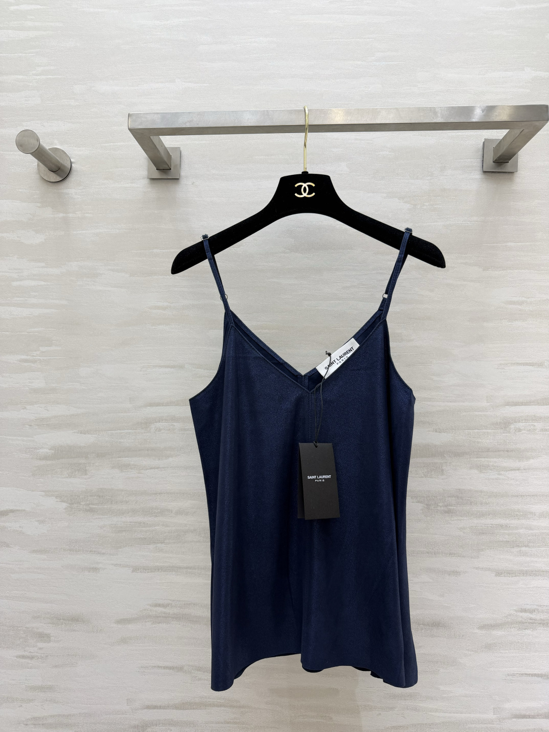 #ysl²⁶羊皮吊带 把高级感焊在身上 藏青/经典黑两色 永不过时的基础款！甄选羊皮面料 软糯细腻 自带