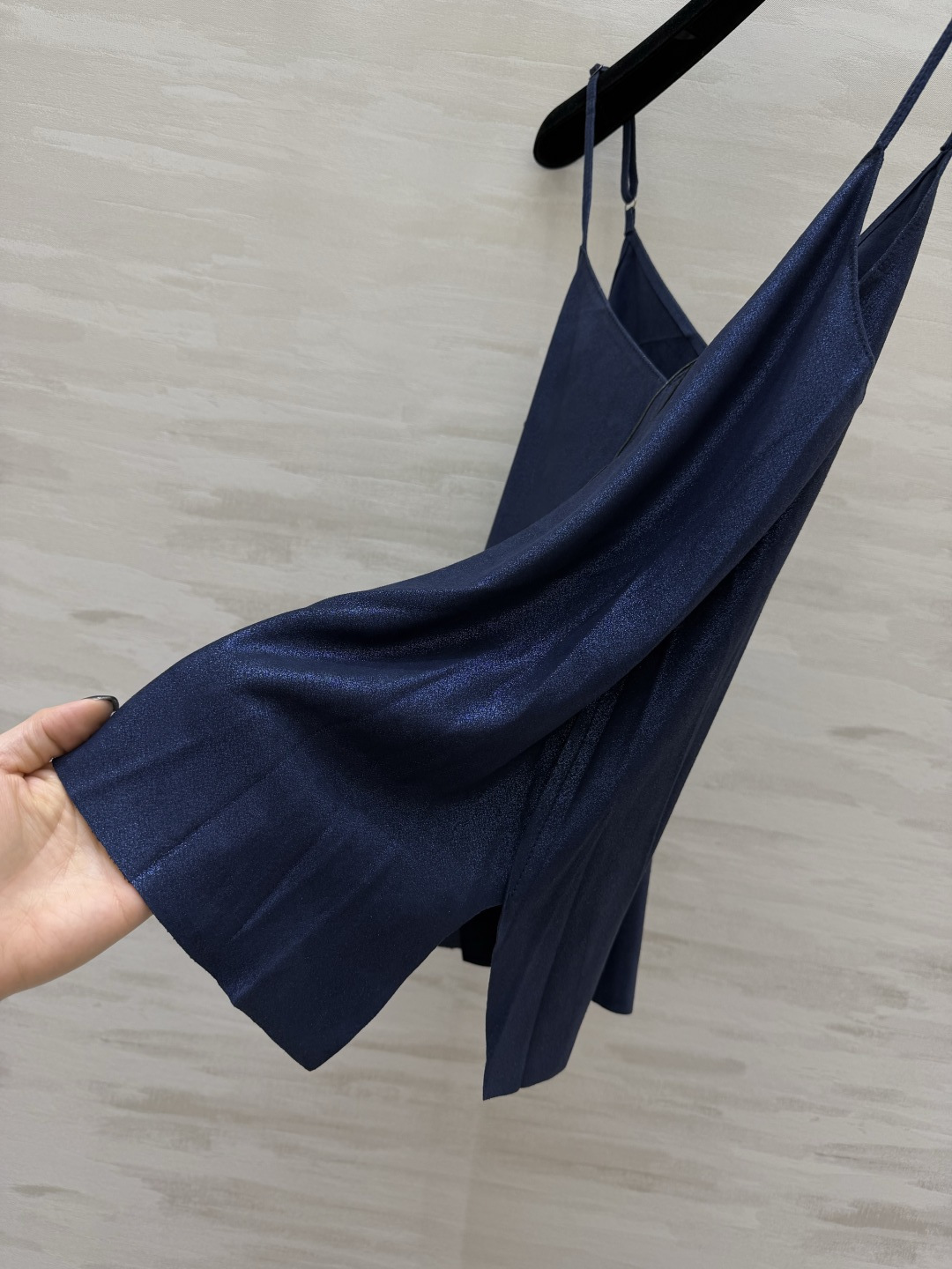 #ysl²⁶羊皮吊带 把高级感焊在身上 藏青/经典黑两色 永不过时的基础款！甄选羊皮面料 软糯细腻 自带