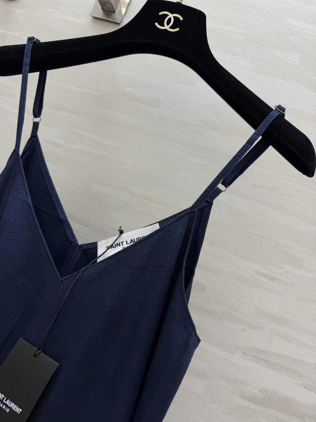 #ysl²⁶羊皮吊带 把高级感焊在身上 藏青/经典黑两色 永不过时的基础款！甄选羊皮面料 软糯细腻 自带
