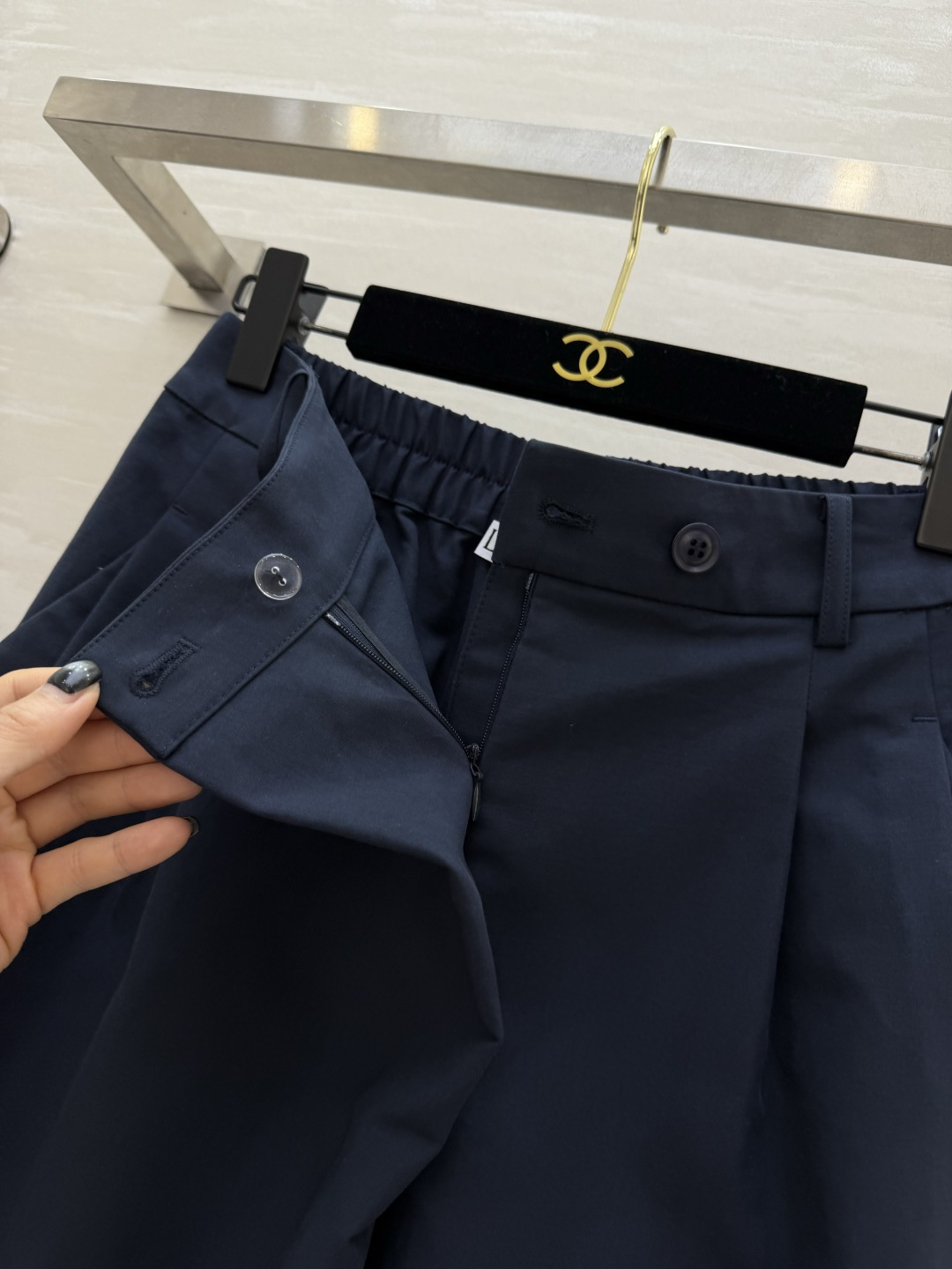 #LOEW♡²⁶阔腿七分裤 把松弛感焊在身上 奶白/藏青两色 都是永不过时的经典！高腰阔腿 捏褶设计藏肉