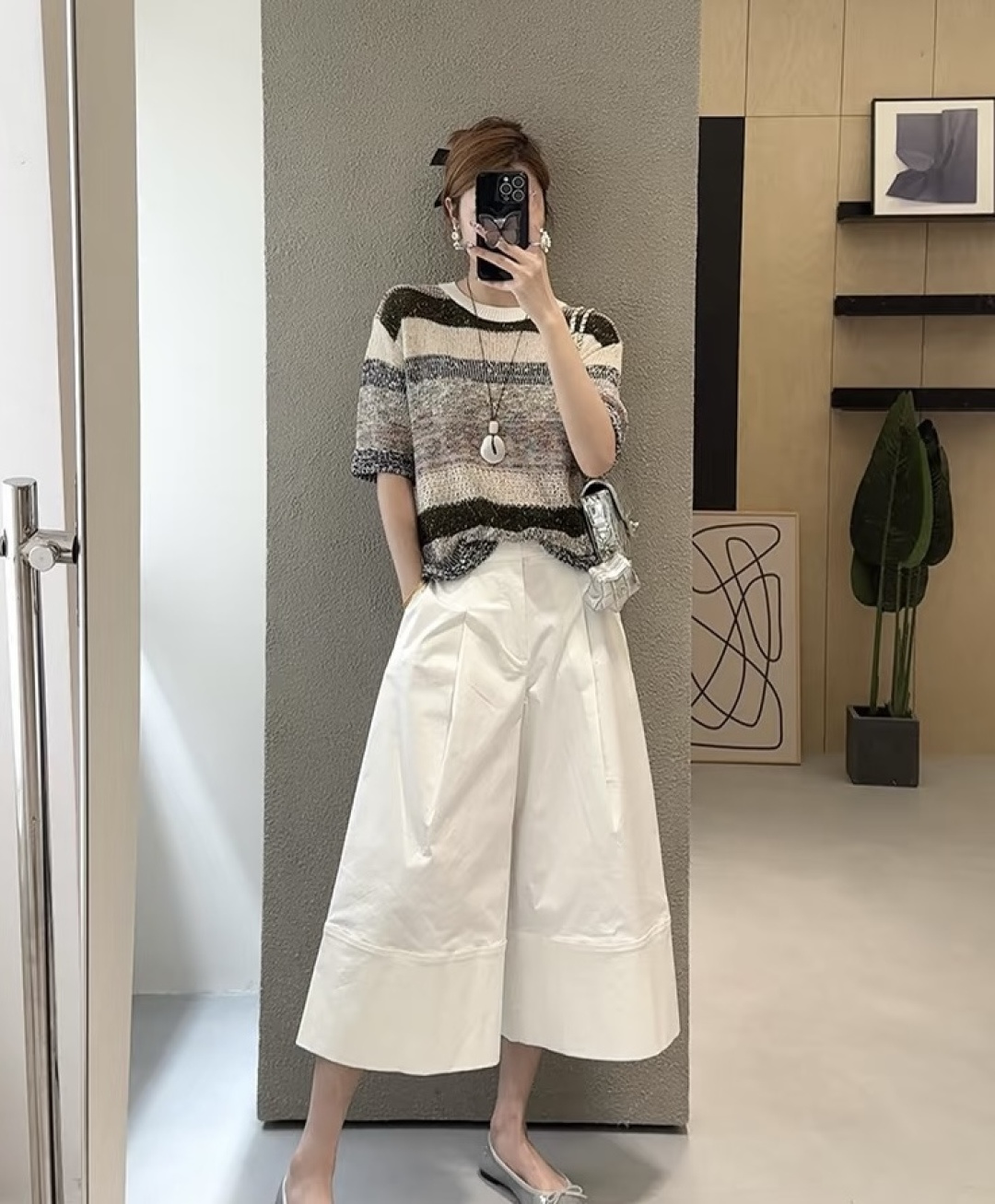 #LOEW♡²⁶阔腿七分裤 把松弛感焊在身上 奶白/藏青两色 都是永不过时的经典！高腰阔腿 捏褶设计藏肉