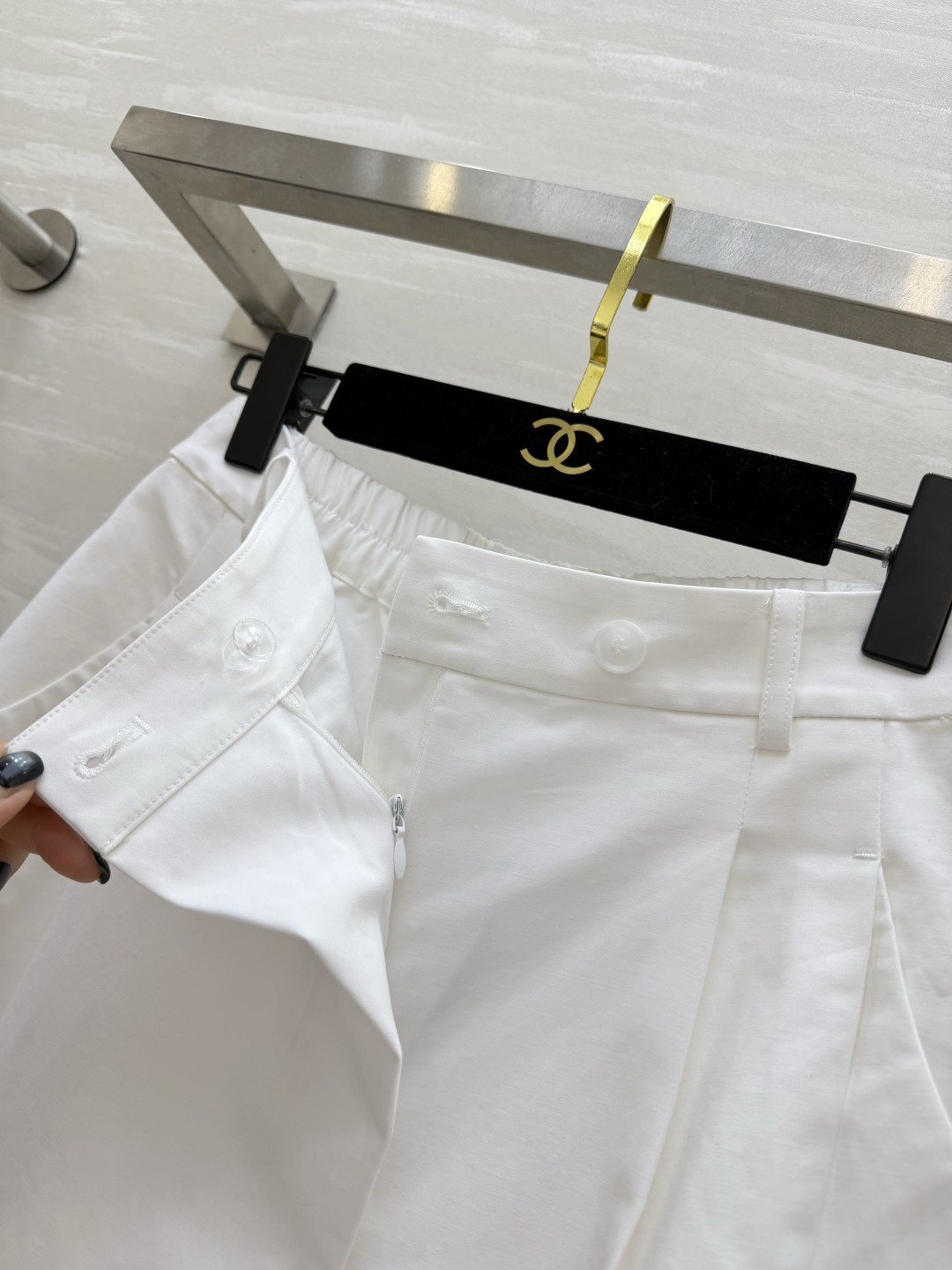 #LOEW♡²⁶阔腿七分裤 把松弛感焊在身上 奶白/藏青两色 都是永不过时的经典！高腰阔腿 捏褶设计藏肉