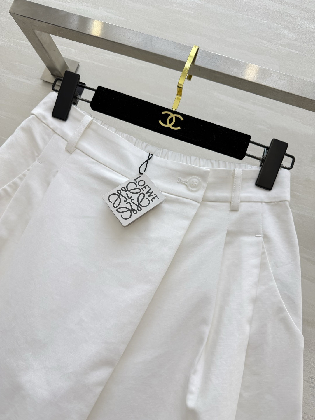 #LOEW♡²⁶阔腿七分裤 把松弛感焊在身上 奶白/藏青两色 都是永不过时的经典！高腰阔腿 捏褶设计藏肉