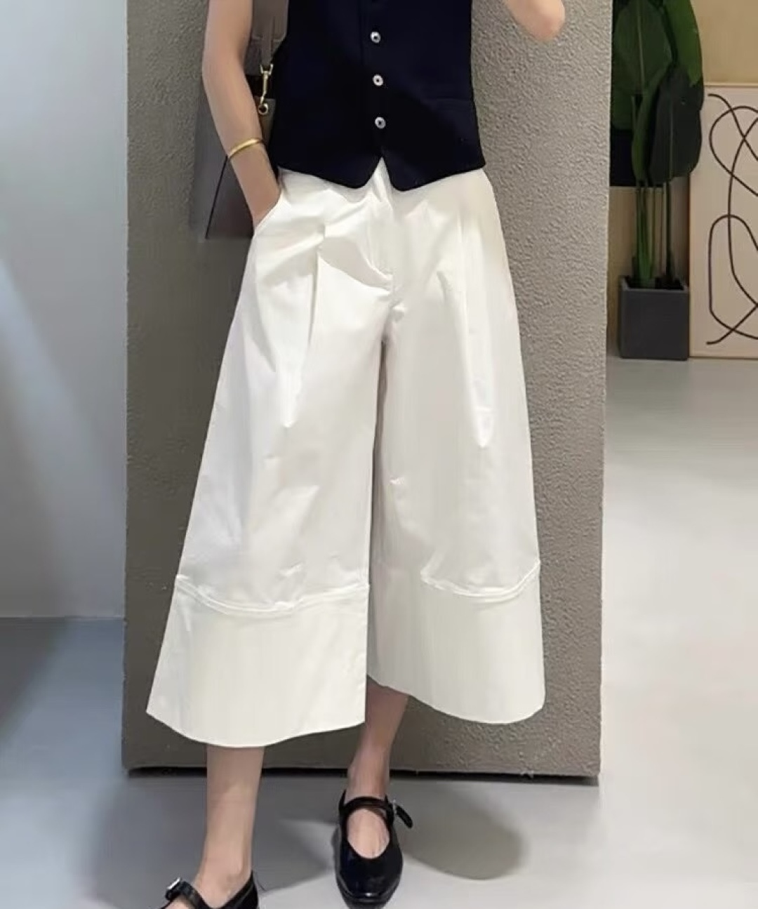 #LOEW♡²⁶阔腿七分裤 把松弛感焊在身上 奶白/藏青两色 都是永不过时的经典！高腰阔腿 捏褶设计藏肉