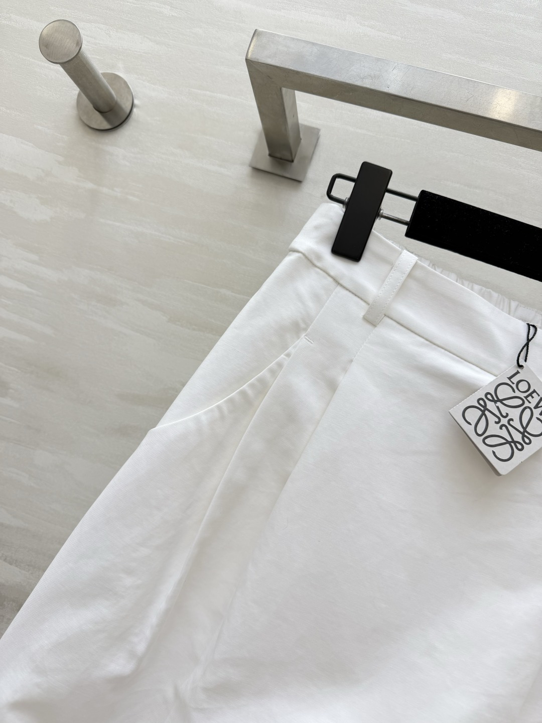 #LOEW♡²⁶阔腿七分裤 把松弛感焊在身上 奶白/藏青两色 都是永不过时的经典！高腰阔腿 捏褶设计藏肉