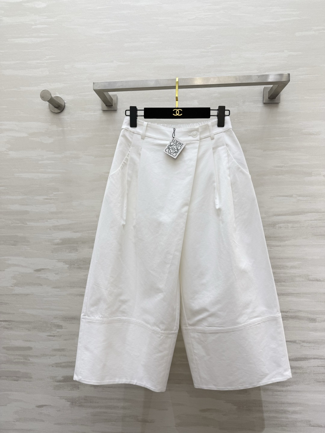 #LOEW♡²⁶阔腿七分裤 把松弛感焊在身上 奶白/藏青两色 都是永不过时的经典！高腰阔腿 捏褶设计藏肉