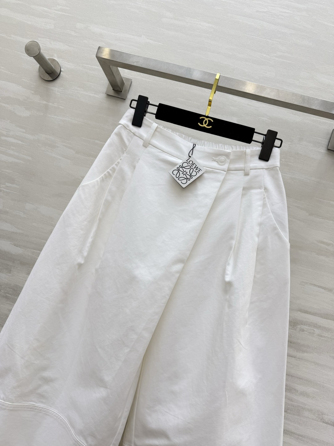 #LOEW♡²⁶阔腿七分裤 把松弛感焊在身上 奶白/藏青两色 都是永不过时的经典！高腰阔腿 捏褶设计藏肉