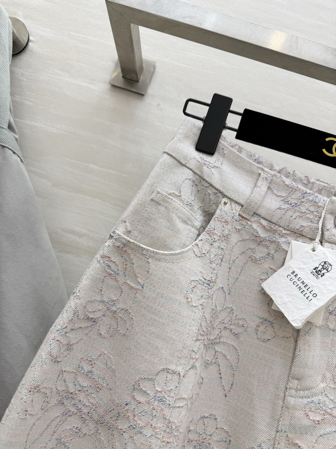 #Brunello Cucinell♡²⁶提花气球裤 把松弛感穿在身上 奶杏色底满幅花卉提花 温柔又显贵