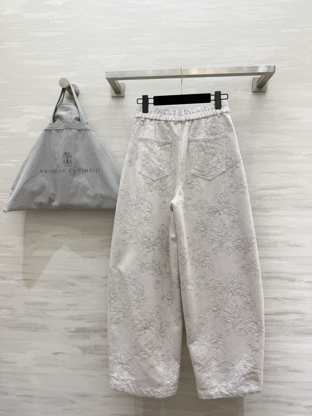 #Brunello Cucinell♡²⁶提花气球裤 把松弛感穿在身上 奶杏色底满幅花卉提花 温柔又显贵