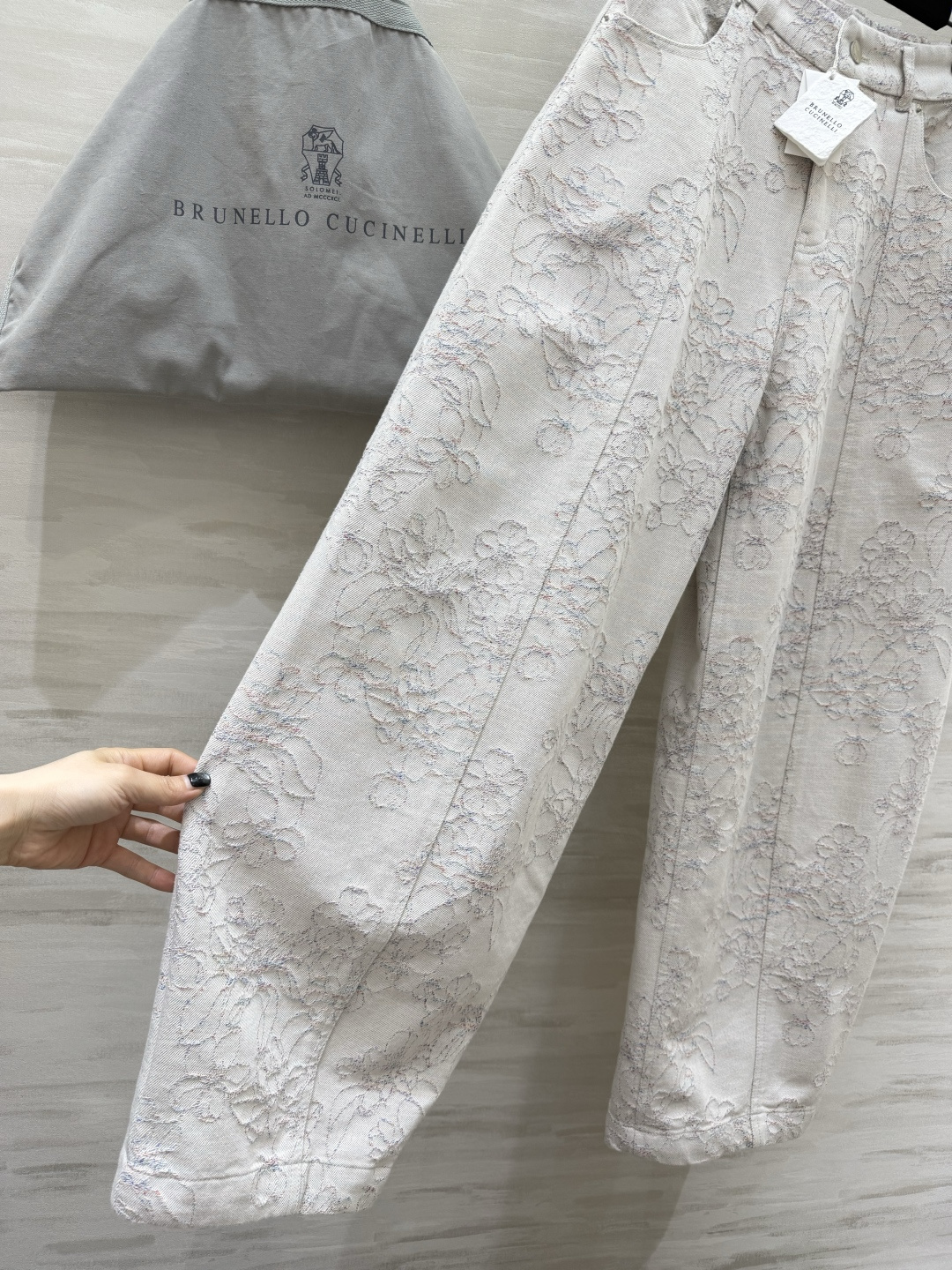 #Brunello Cucinell♡²⁶提花气球裤 把松弛感穿在身上 奶杏色底满幅花卉提花 温柔又显贵