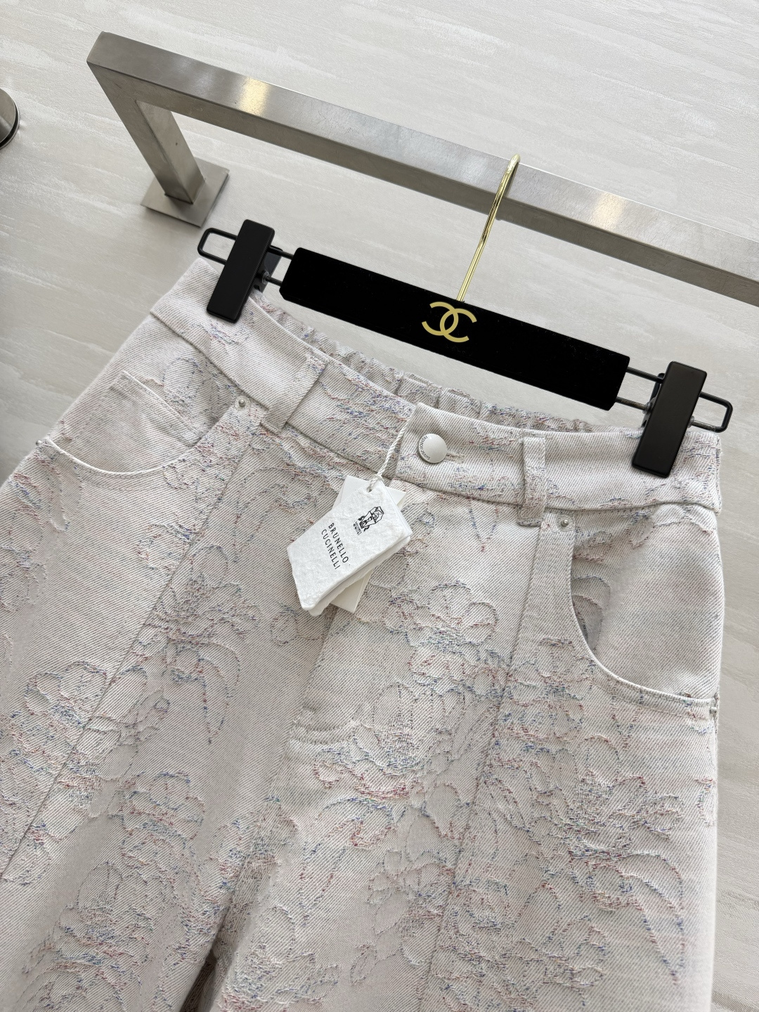 #Brunello Cucinell♡²⁶提花气球裤 把松弛感穿在身上 奶杏色底满幅花卉提花 温柔又显贵