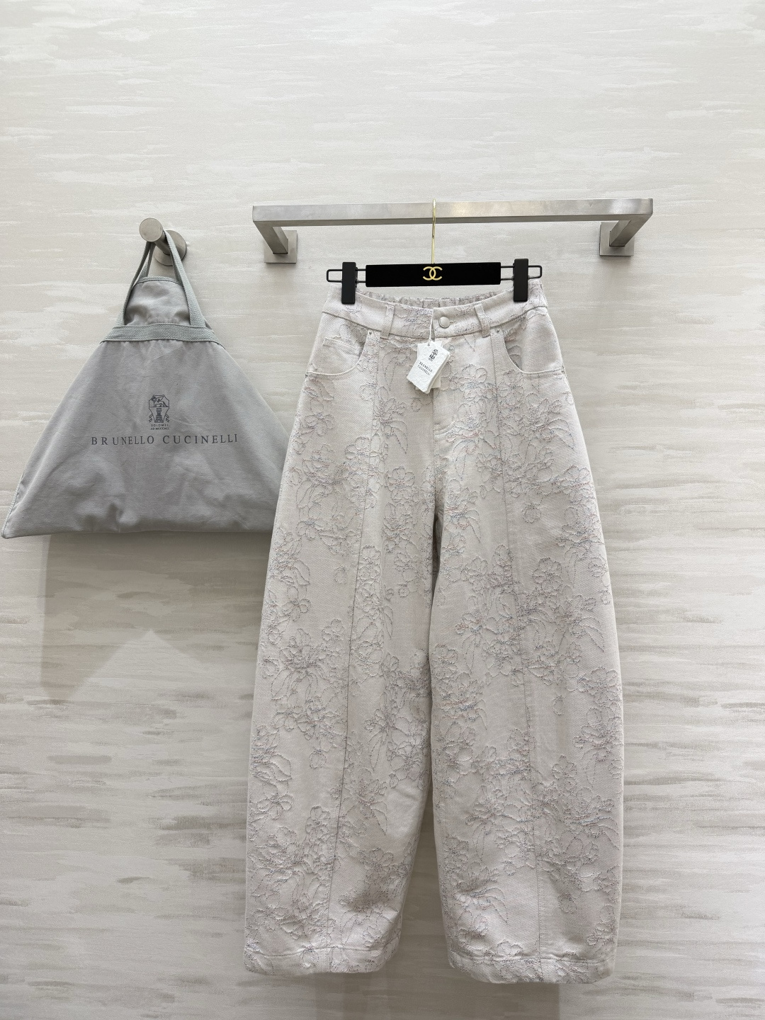 #Brunello Cucinell♡²⁶提花气球裤 把松弛感穿在身上 奶杏色底满幅花卉提花 温柔又显贵