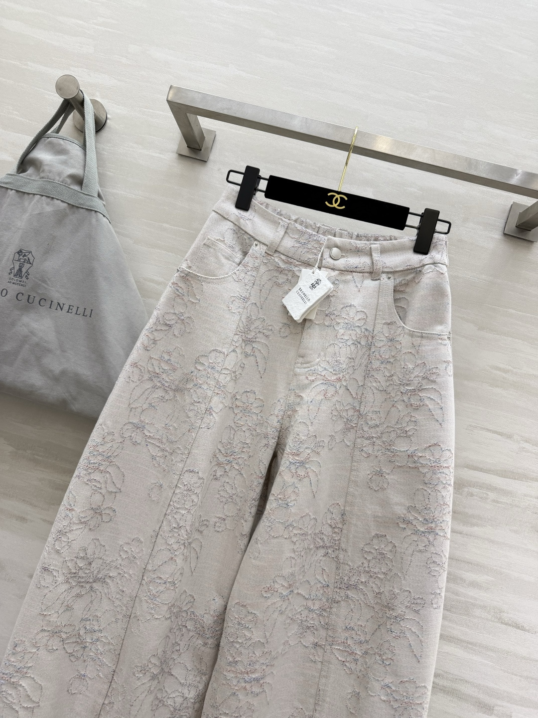 #Brunello Cucinell♡²⁶提花气球裤 把松弛感穿在身上 奶杏色底满幅花卉提花 温柔又显贵