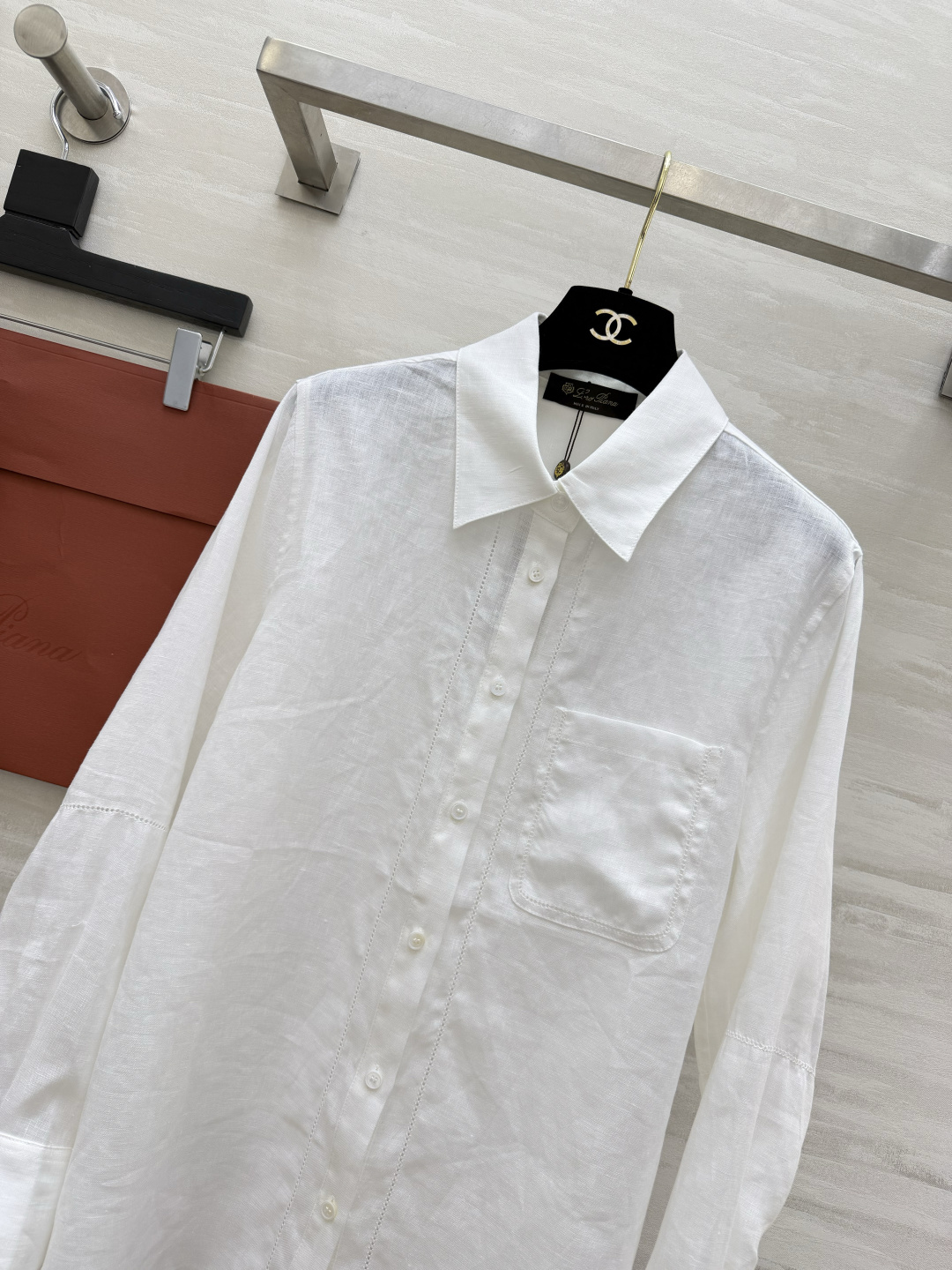 #Loro Pian♡²⁶质感棉麻白衬衫 高支棉麻混纺 透气亲肤 自带高级肌理 经典翻领 镂空明线细节简