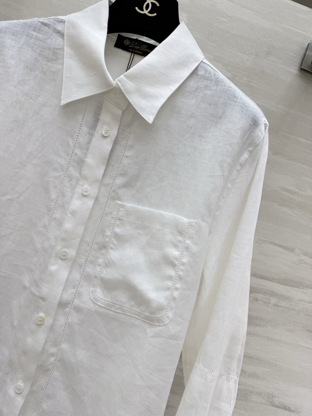 #Loro Pian♡²⁶质感棉麻白衬衫 高支棉麻混纺 透气亲肤 自带高级肌理 经典翻领 镂空明线细节简
