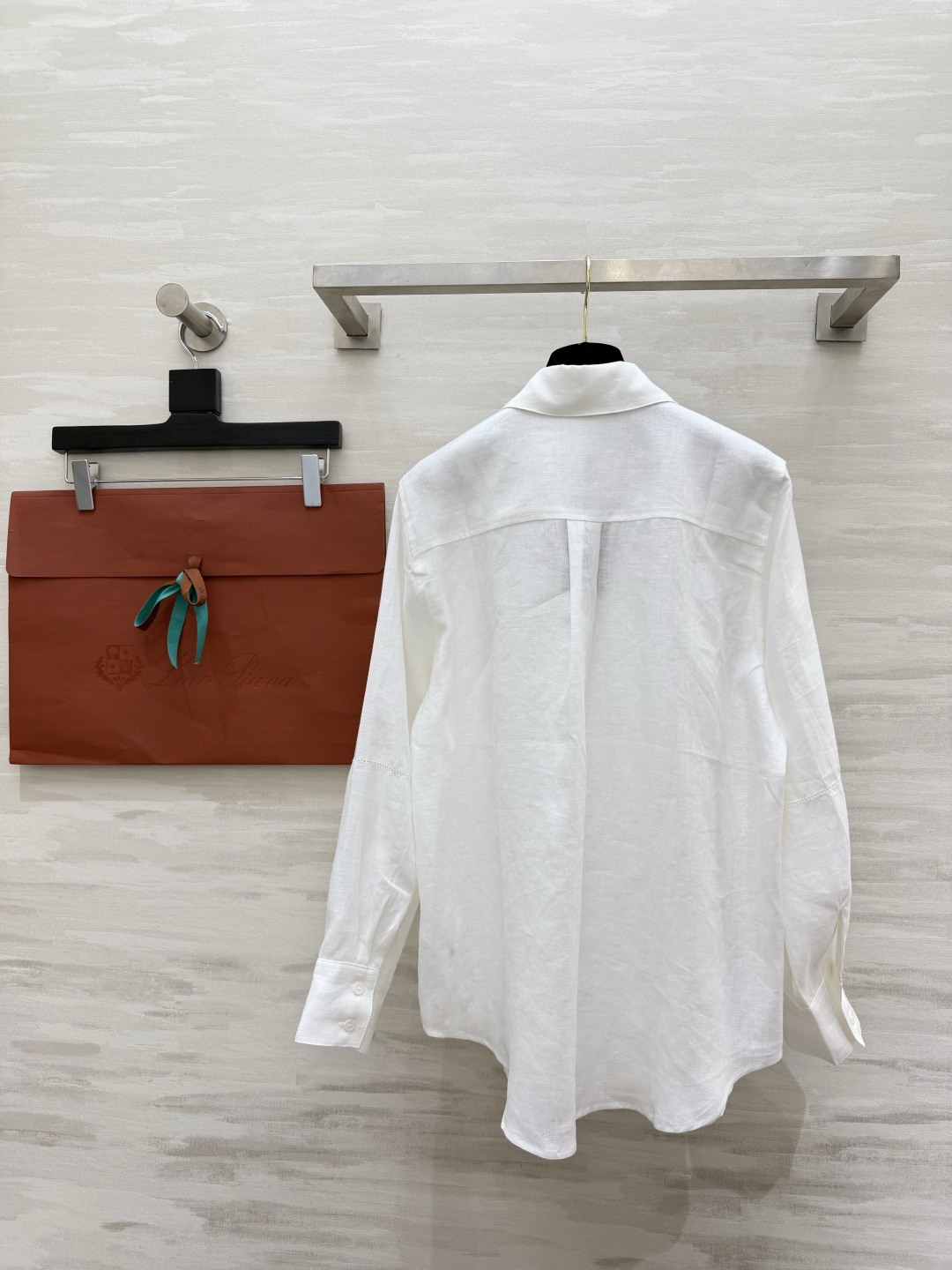 #Loro Pian♡²⁶质感棉麻白衬衫 高支棉麻混纺 透气亲肤 自带高级肌理 经典翻领 镂空明线细节简