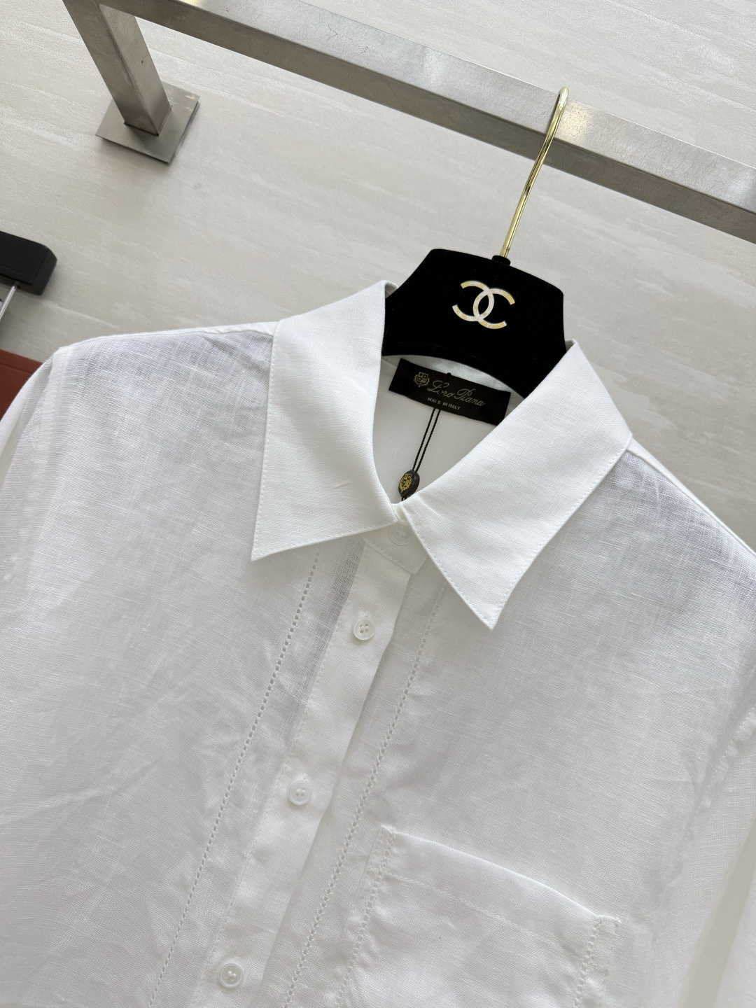 #Loro Pian♡²⁶质感棉麻白衬衫 高支棉麻混纺 透气亲肤 自带高级肌理 经典翻领 镂空明线细节简