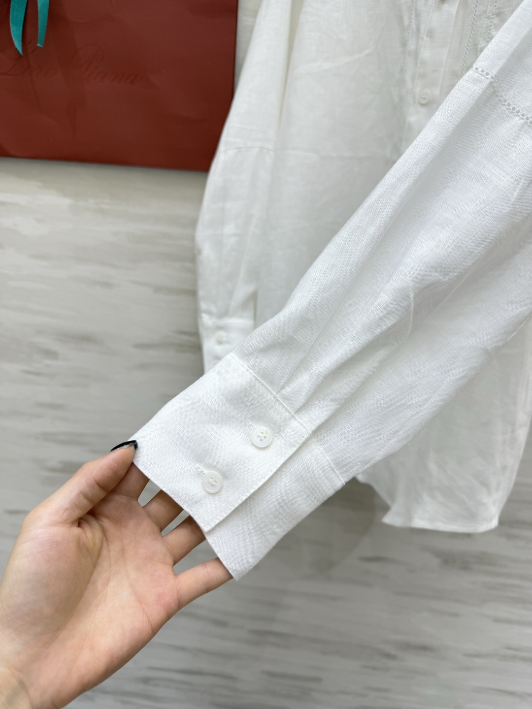 #Loro Pian♡²⁶质感棉麻白衬衫 高支棉麻混纺 透气亲肤 自带高级肌理 经典翻领 镂空明线细节简