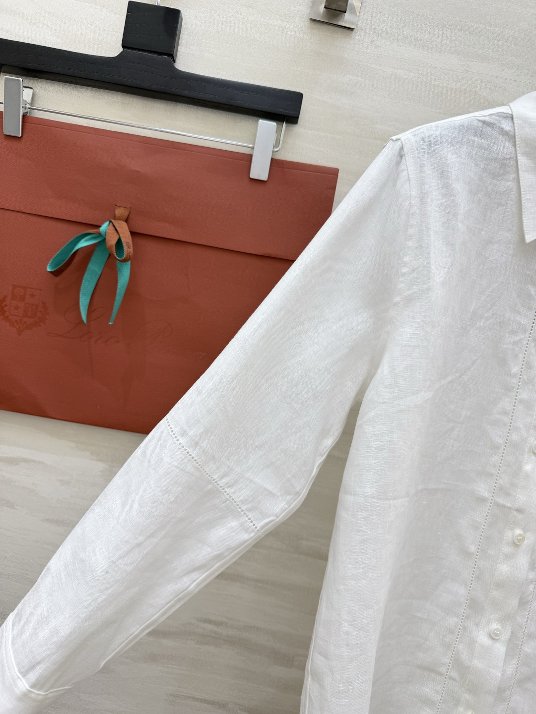 #Loro Pian♡²⁶质感棉麻白衬衫 高支棉麻混纺 透气亲肤 自带高级肌理 经典翻领 镂空明线细节简